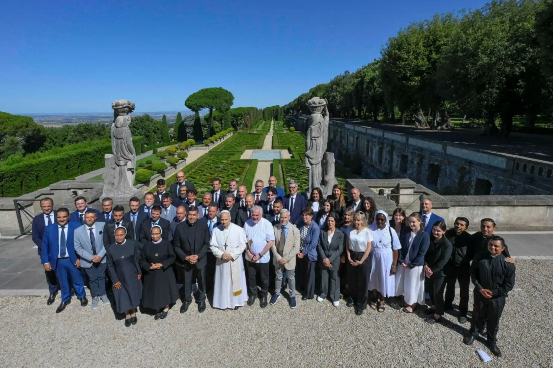 A lo largo de los siglos, Castel Gandolfo ha sido un refugio de serenidad para los papas. Situada a tan solo 24 kilómetros al sureste de Roma, esta pintoresca ciudad se alza sobre una colina que domina el lago Albano, ofreciendo un entorno ideal para el descanso espiritual y la contemplación. Foto: AFP