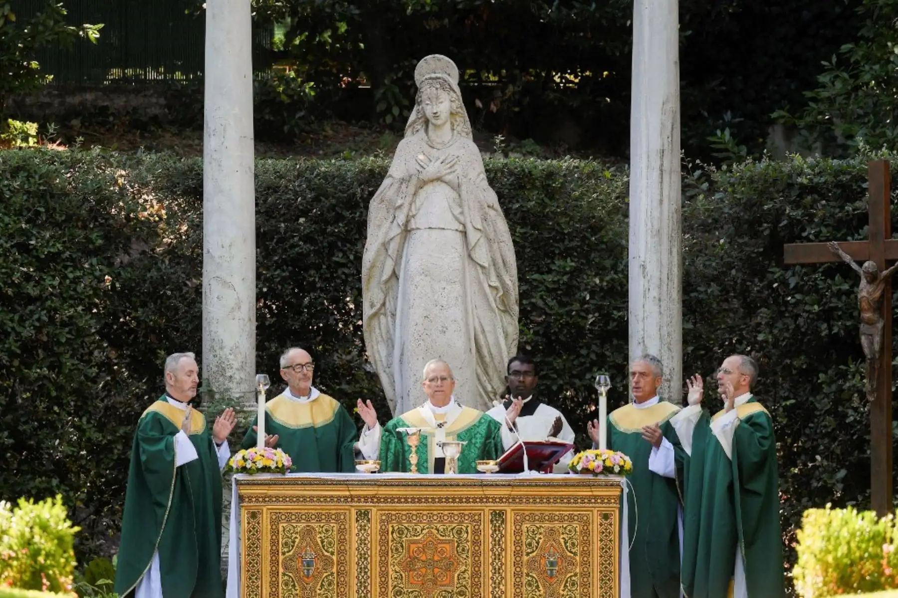 Castel Gandolfo, una localidad ubicada a 24 kilómetros de Roma, ha sido durante siglos el lugar de retiro veraniego de los pontífices. Asentada sobre una colina con vista al lago Albano, ofrecía a los papas un espacio de paz lejos del bullicio romano. Foto: AFP