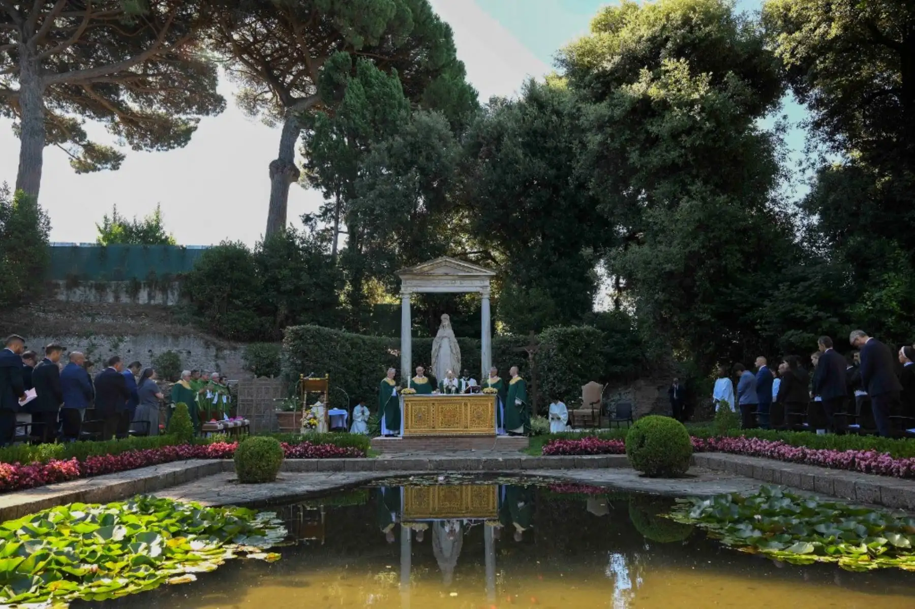 Castel Gandolfo, una localidad ubicada a 24 kilómetros de Roma, ha sido durante siglos el lugar de retiro veraniego de los pontífices. Asentada sobre una colina con vista al lago Albano, ofrecía a los papas un espacio de paz lejos del bullicio romano. Foto: AFP