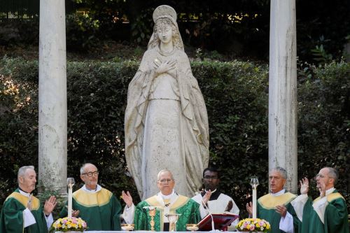 El Papa León XIV celebra misa por la creación en Castel Gandolfo, símbolo del retiro papal
