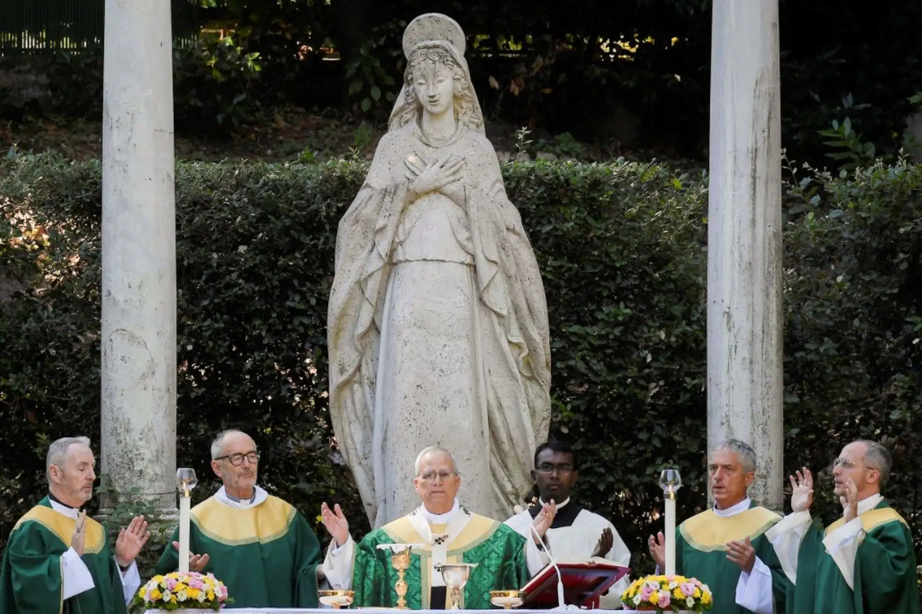 Castel Gandolfo, una localidad ubicada a 24 kilómetros de Roma, ha sido durante siglos el lugar de retiro veraniego de los pontífices. Asentada sobre una colina con vista al lago Albano, ofrecía a los papas un espacio de paz lejos del bullicio romano. Foto: AFP