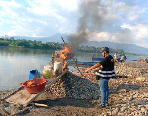 Los mineros ilegales operaban en el distrito de Santa Lucía, en el río Huallaga. En el lugar se encontró equipos para la extracción de oro. ANDINA/Difusión