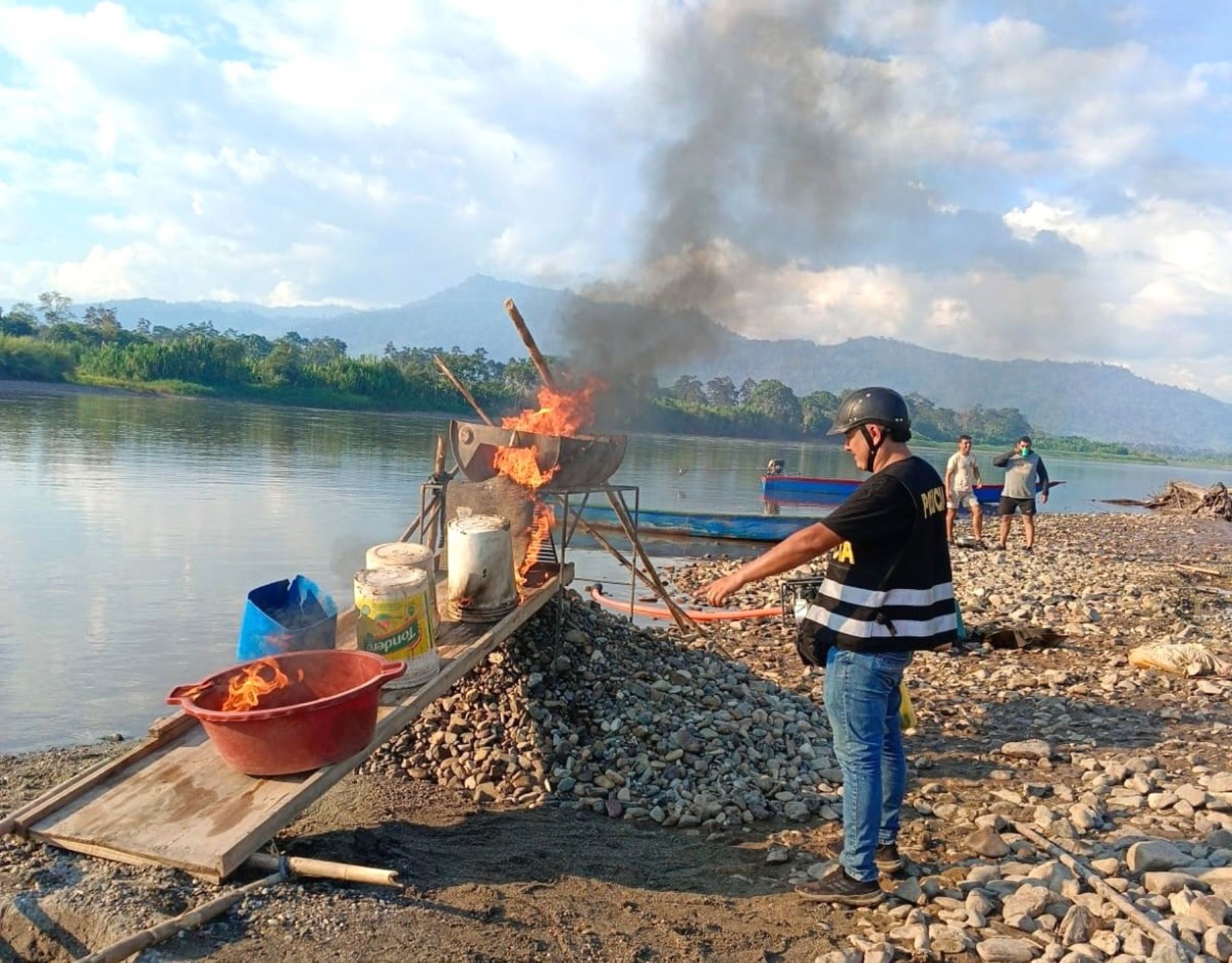 Los mineros ilegales operaban en el distrito de Santa Lucía, en el río Huallaga. En el lugar se encontró equipos para la extracción de oro. ANDINA/Difusión