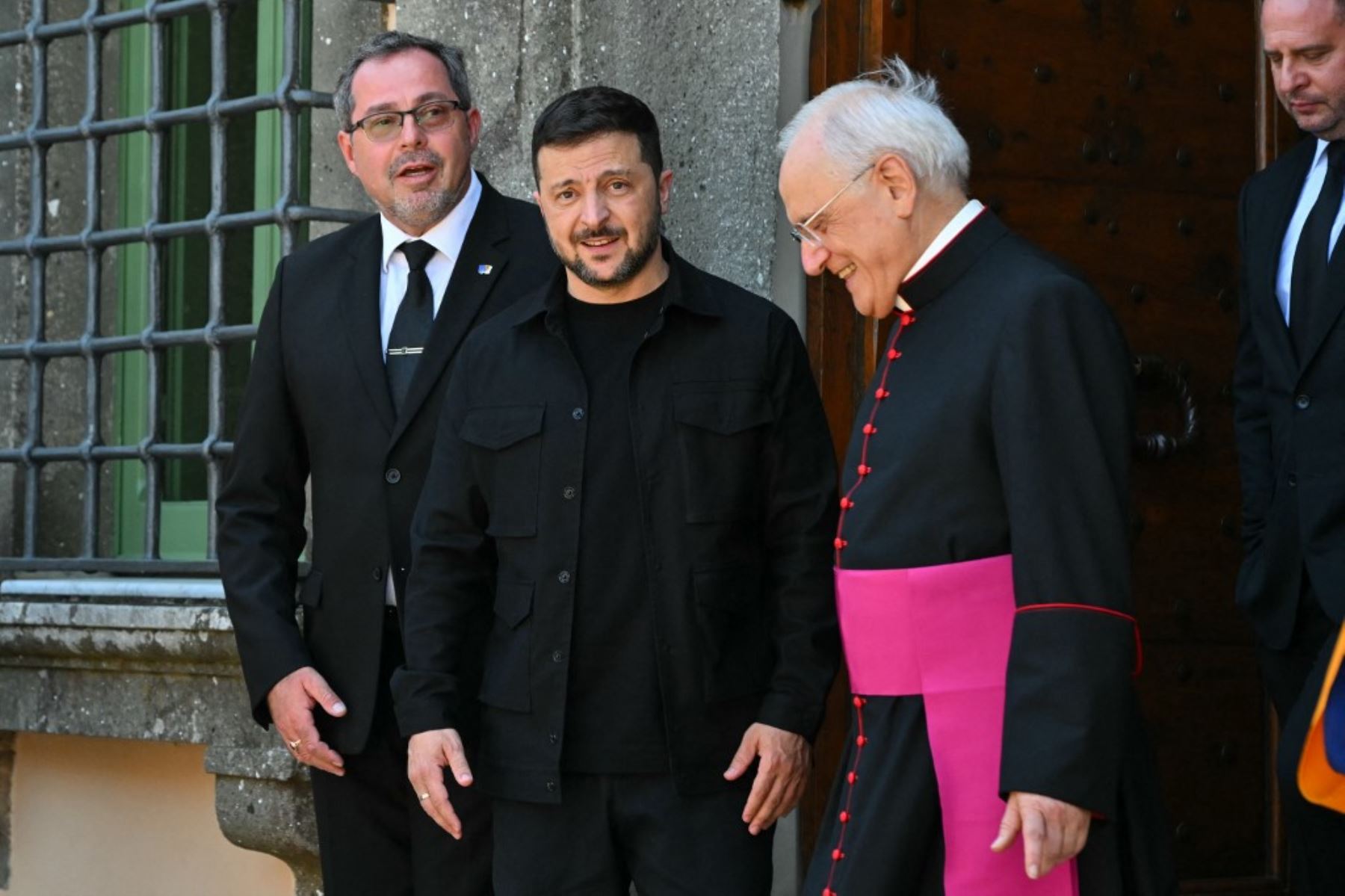 El presidente de Ucrania, Volodymyr Zelensky, llega a la residencia papal de Castel Gandolfo, al sureste de Roma. Foto: AFP