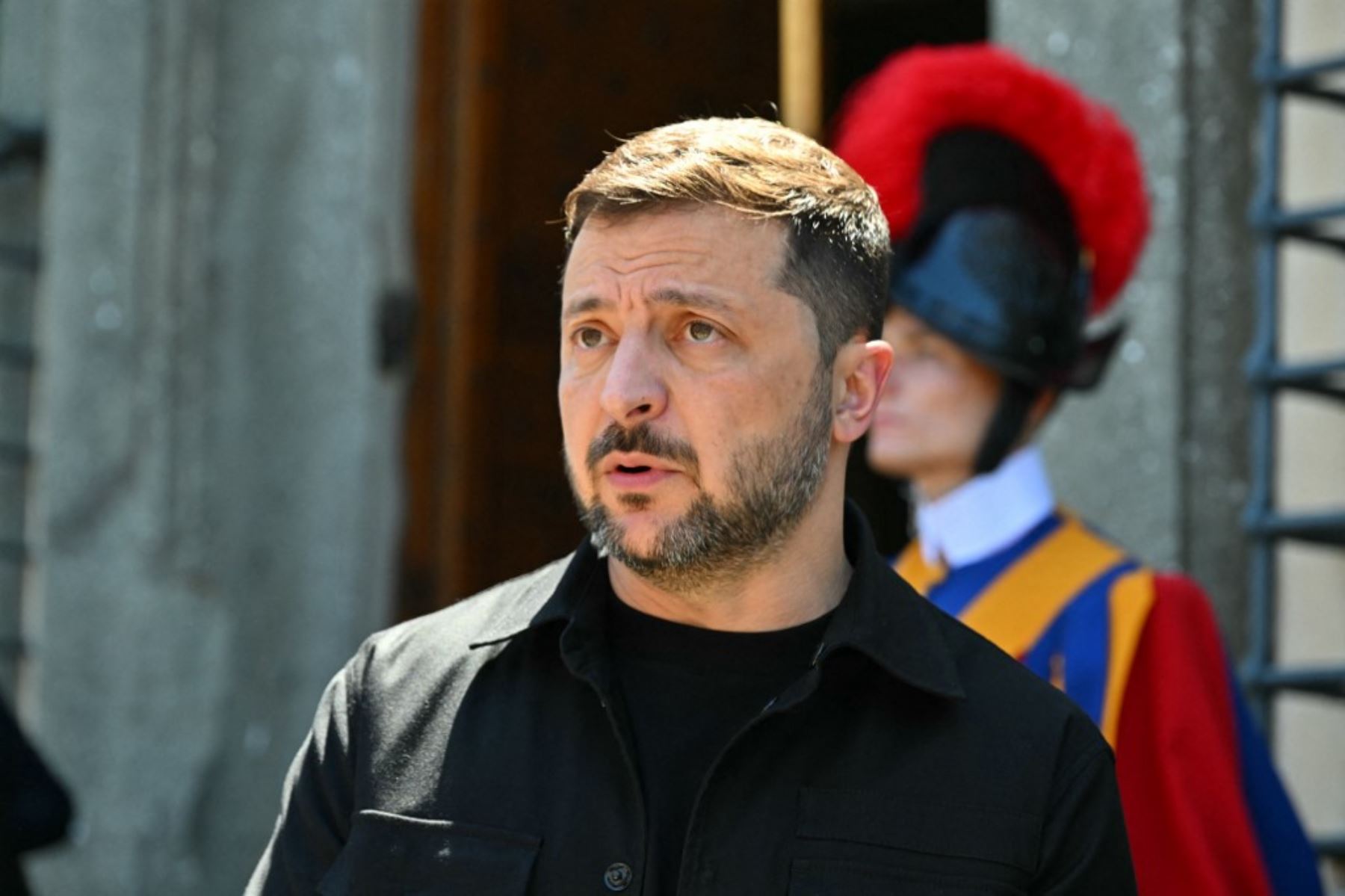 El presidente de Ucrania, Volodymyr Zelensky, llega a la residencia papal de Castel Gandolfo, al sureste de Roma. Foto: AFP