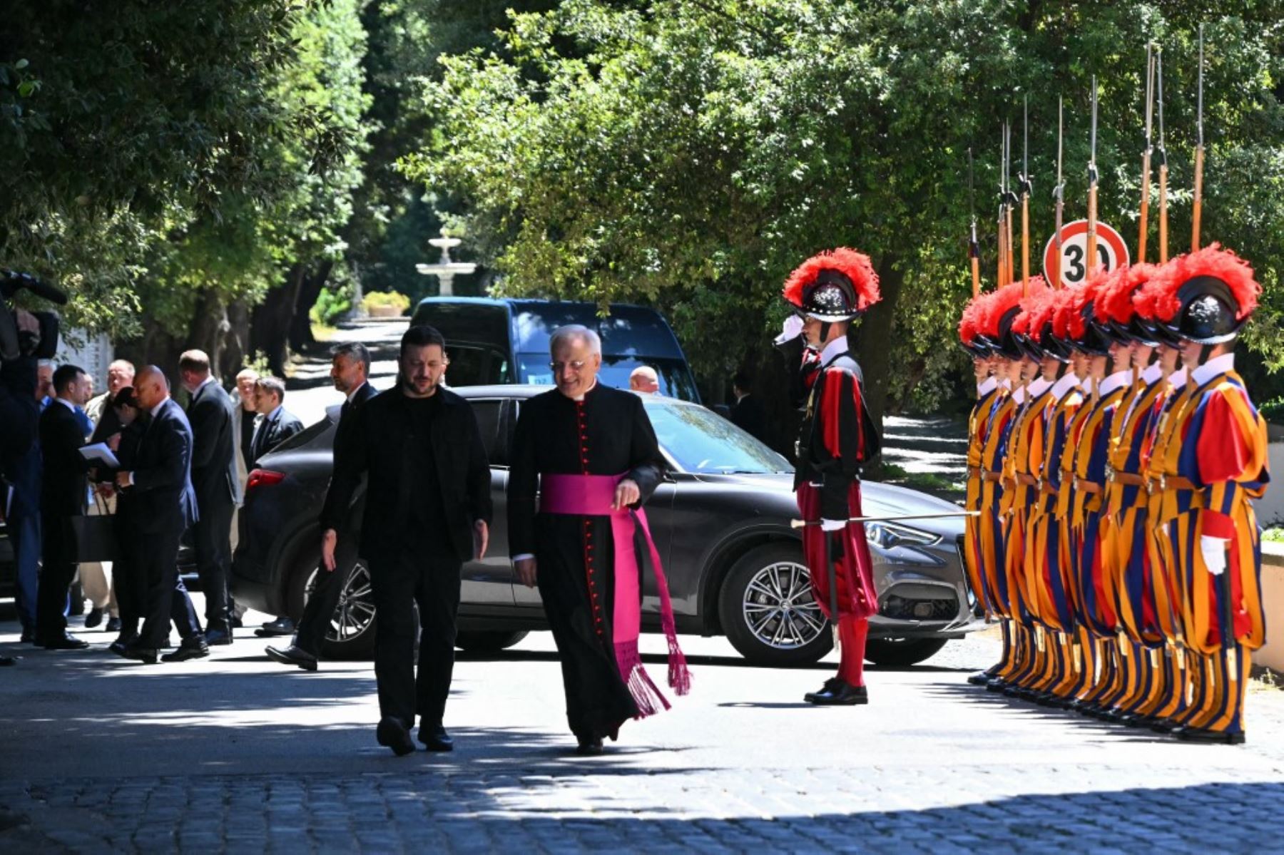 El presidente de Ucrania, Volodymyr Zelensky, llega a la residencia papal de Castel Gandolfo, al sureste de Roma. Foto: AFP