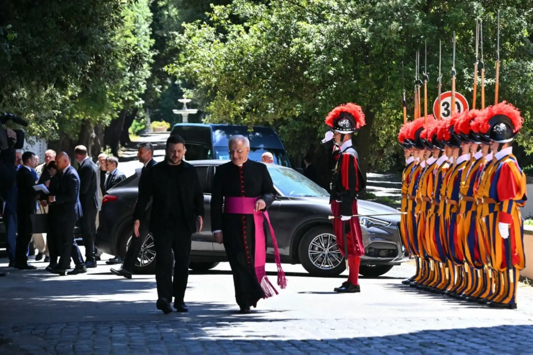 El presidente de Ucrania, Volodymyr Zelensky, llega a la residencia papal de Castel Gandolfo, al sureste de Roma. Foto: AFP