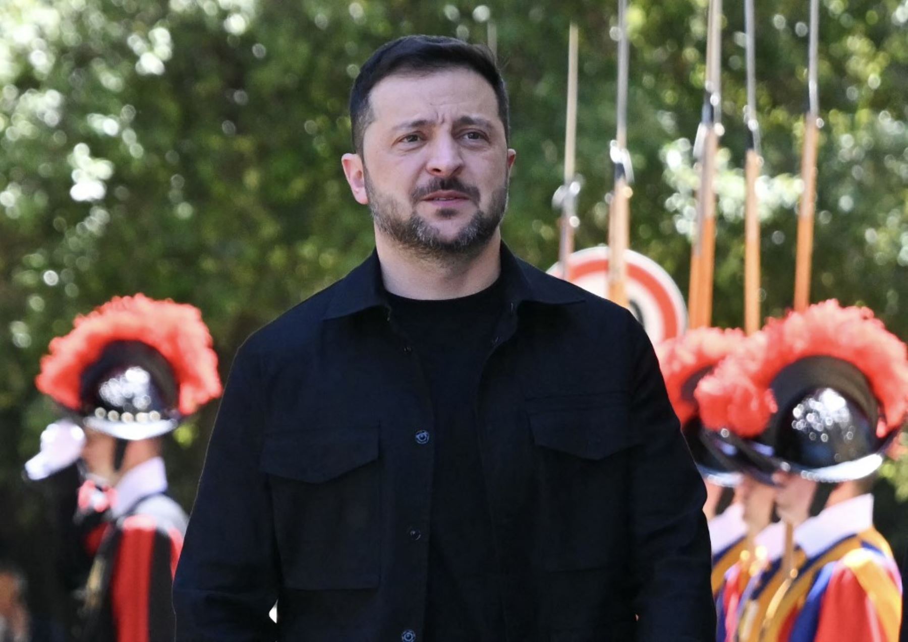 El presidente de Ucrania, Volodymyr Zelensky, llega a la residencia papal de Castel Gandolfo, al sureste de Roma. Foto: AFP