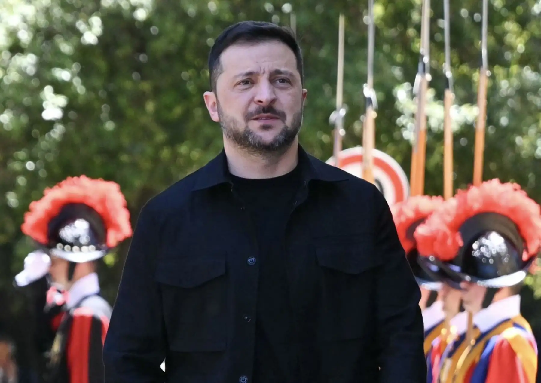 El presidente de Ucrania, Volodymyr Zelensky, llega a la residencia papal de Castel Gandolfo, al sureste de Roma. Foto: AFP