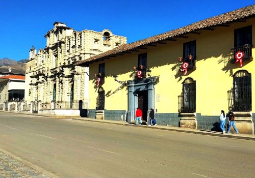 La plaza de Armas de Cajamarca y los balcones de las viviendas ubicadas a su alrededor lucen con los colores patrios con motivo del próximo aniversario de la Independencia de Perú. ANDINA/Difusión
