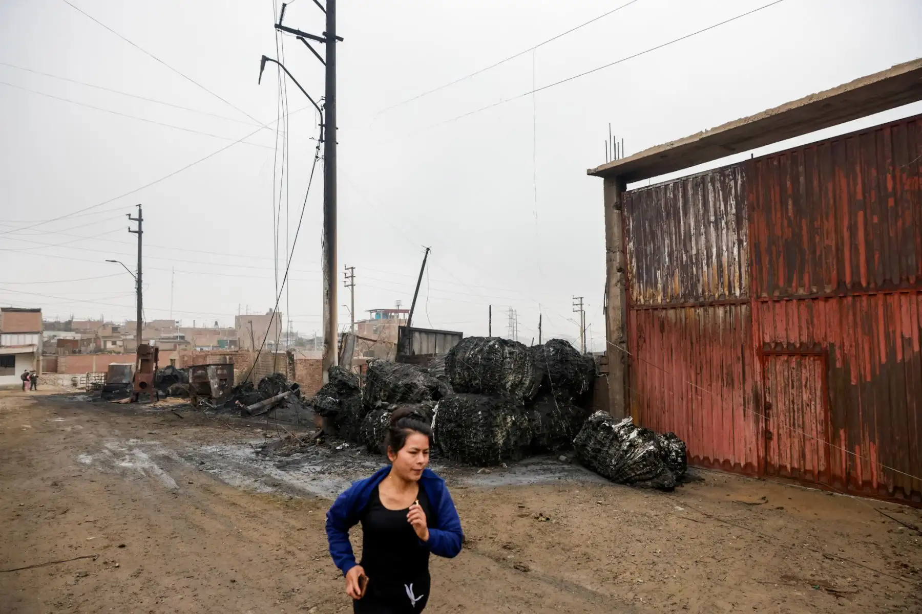 Un día después del incendio que destruyó una fábrica de plásticos en Lomas de Carabayllo, solo quedan cenizas y estructuras calcinadas. El siniestro, ocurrido la noche del lunes 8 de julio, movilizó a más de 15 unidades de bomberos y preocupó a los vecinos por la cercanía de viviendas. Esta mañana, el panorama revela la magnitud del daño, mientras siguen las investigaciones sobre el origen del fuego. Foto: ANDINA/Luis Iparraguirre