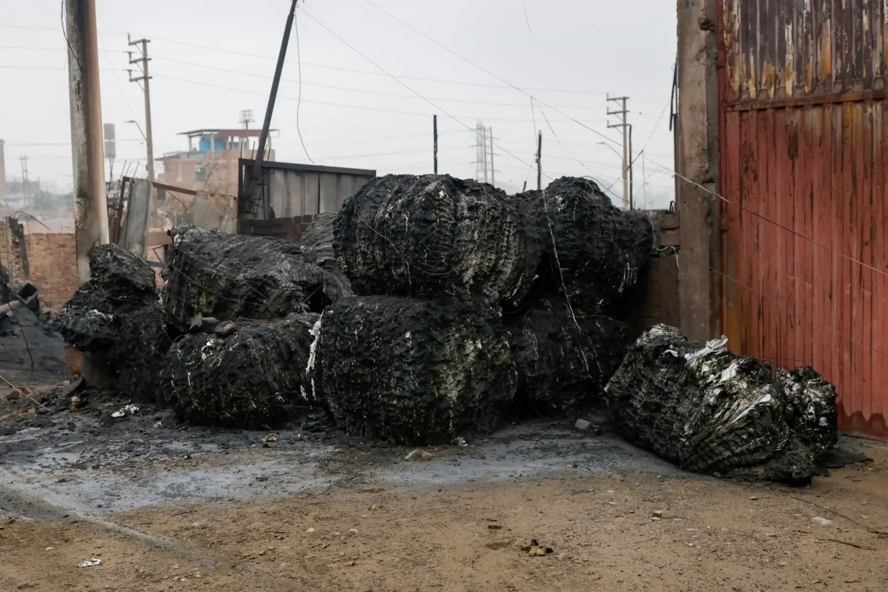 Un día después del incendio que destruyó una fábrica de plásticos en Lomas de Carabayllo, solo quedan cenizas y estructuras calcinadas. El siniestro, ocurrido la noche del lunes 8 de julio, movilizó a más de 15 unidades de bomberos y preocupó a los vecinos por la cercanía de viviendas. Esta mañana, el panorama revela la magnitud del daño, mientras siguen las investigaciones sobre el origen del fuego. Foto: ANDINA/Luis Iparraguirre