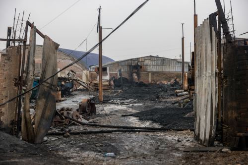 Incendio en Carabayllo: fábrica de plásticos queda reducida a cenizas
