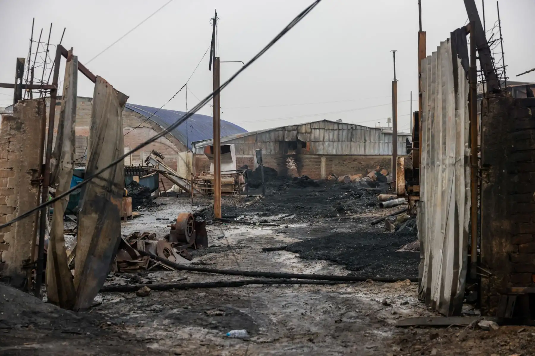 Un día después del incendio que destruyó una fábrica de plásticos en Lomas de Carabayllo, solo quedan cenizas y estructuras calcinadas. El siniestro, ocurrido la noche del lunes 8 de julio, movilizó a más de 15 unidades de bomberos y preocupó a los vecinos por la cercanía de viviendas. Esta mañana, el panorama revela la magnitud del daño, mientras siguen las investigaciones sobre el origen del fuego. Foto: ANDINA/Luis Iparraguirre