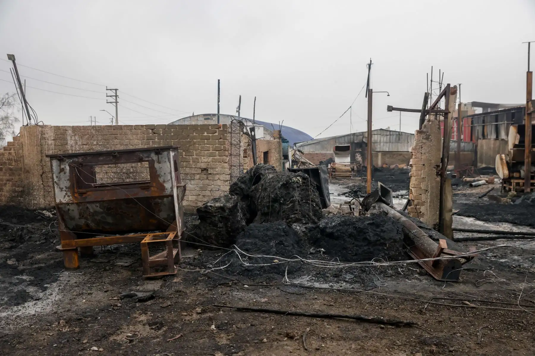 Un día después del incendio que destruyó una fábrica de plásticos en Lomas de Carabayllo, solo quedan cenizas y estructuras calcinadas. El siniestro, ocurrido la noche del lunes 8 de julio, movilizó a más de 15 unidades de bomberos y preocupó a los vecinos por la cercanía de viviendas. Esta mañana, el panorama revela la magnitud del daño, mientras siguen las investigaciones sobre el origen del fuego. Foto: ANDINA/Luis Iparraguirre