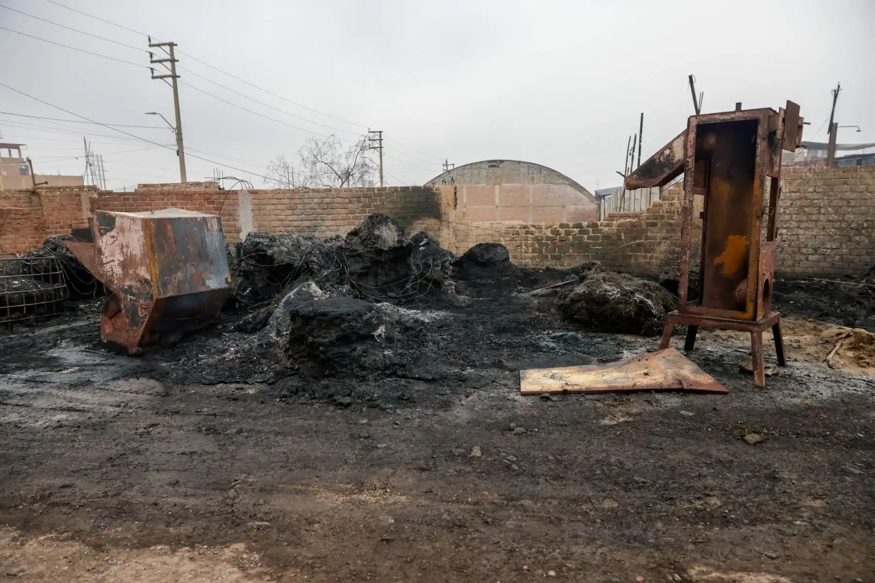 Un día después del incendio que destruyó una fábrica de plásticos en Lomas de Carabayllo, solo quedan cenizas y estructuras calcinadas. El siniestro, ocurrido la noche del lunes 8 de julio, movilizó a más de 15 unidades de bomberos y preocupó a los vecinos por la cercanía de viviendas. Esta mañana, el panorama revela la magnitud del daño, mientras siguen las investigaciones sobre el origen del fuego. Foto: ANDINA/Luis Iparraguirre
