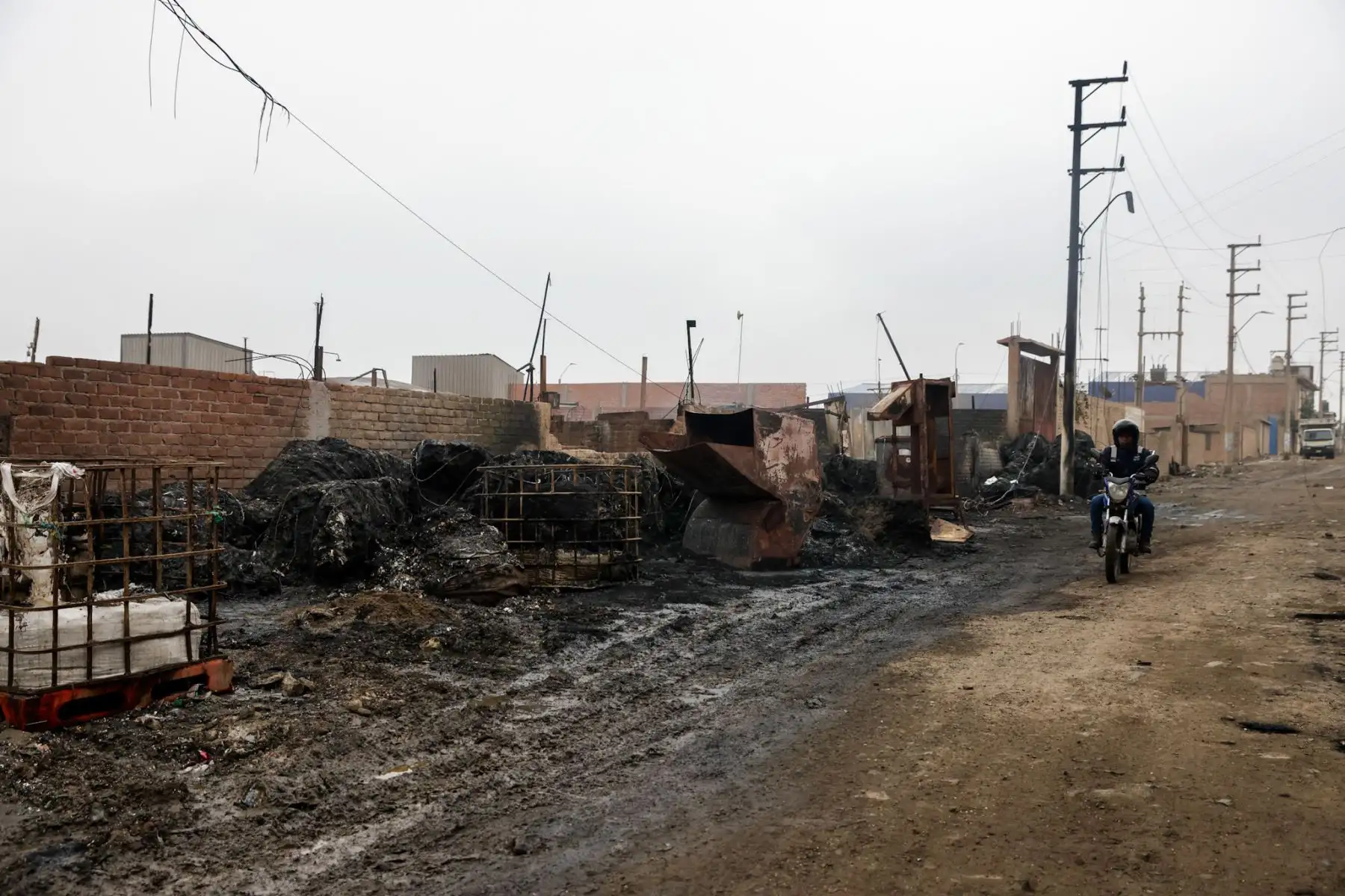 Un día después del incendio que destruyó una fábrica de plásticos en Lomas de Carabayllo, solo quedan cenizas y estructuras calcinadas. El siniestro, ocurrido la noche del lunes 8 de julio, movilizó a más de 15 unidades de bomberos y preocupó a los vecinos por la cercanía de viviendas. Esta mañana, el panorama revela la magnitud del daño, mientras siguen las investigaciones sobre el origen del fuego. Foto: ANDINA/Luis Iparraguirre