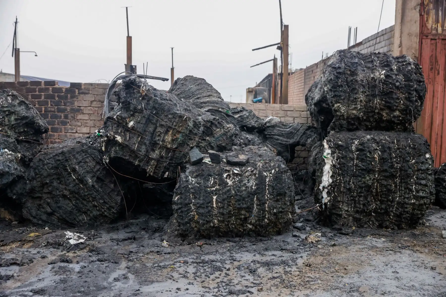 Un día después del incendio que destruyó una fábrica de plásticos en Lomas de Carabayllo, solo quedan cenizas y estructuras calcinadas. El siniestro, ocurrido la noche del lunes 8 de julio, movilizó a más de 15 unidades de bomberos y preocupó a los vecinos por la cercanía de viviendas. Esta mañana, el panorama revela la magnitud del daño, mientras siguen las investigaciones sobre el origen del fuego. Foto: ANDINA/Luis Iparraguirre