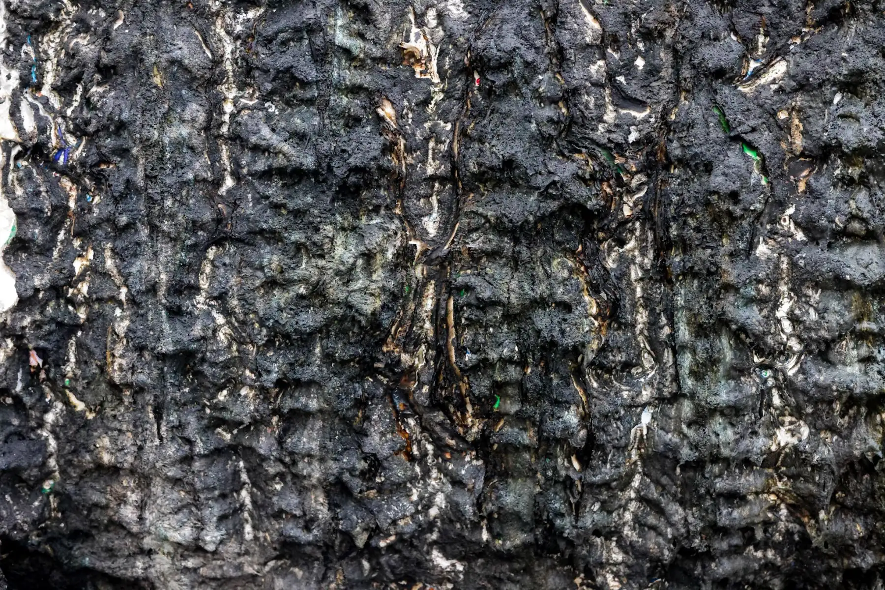 Un día después del incendio que destruyó una fábrica de plásticos en Lomas de Carabayllo, solo quedan cenizas y estructuras calcinadas. El siniestro, ocurrido la noche del lunes 8 de julio, movilizó a más de 15 unidades de bomberos y preocupó a los vecinos por la cercanía de viviendas. Esta mañana, el panorama revela la magnitud del daño, mientras siguen las investigaciones sobre el origen del fuego. Foto: ANDINA/Luis Iparraguirre