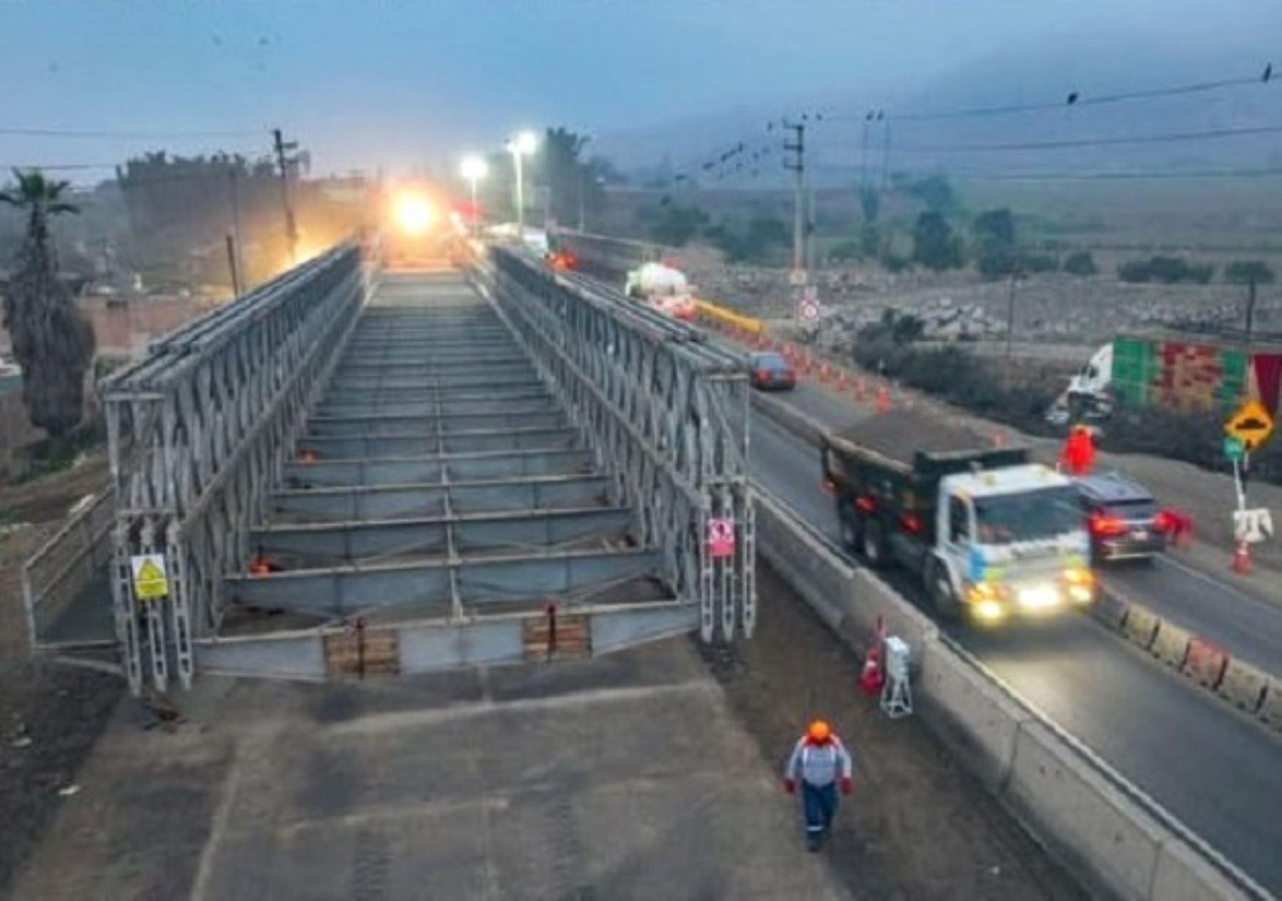 El titular del MTC, César Sandoval, destacó los avances en la instalación del segundo puente modular de Chancay y confirmó que empezará a operar el viernes 11 de julio. Foto: ANDINA/difusión.