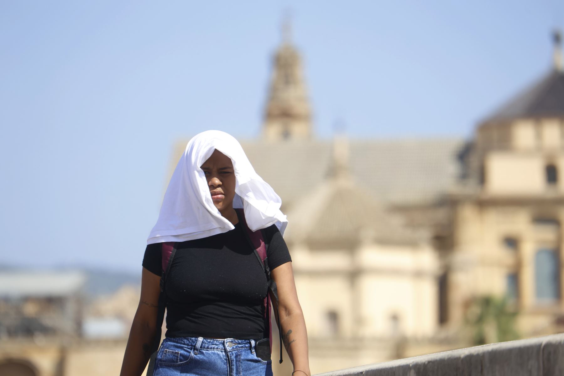 Una mujer se tapa con una camiseta mientras camina por el Puente Romano, este miércoles cuando se mantiene el aviso amarillo en Córdoba, donde se alcanzarán los 40 grados. Según los datos de la Agencia Estatal de Meteorología (Aemet) sitúan al valle del Guadalquivir, entre las provincias de Jaén y Córdoba, como la zona más calurosa del país.
Foto: EFE
