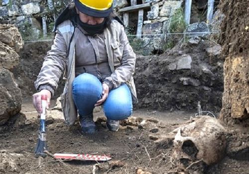 Restos óseos humanos y de animales, piezas metálicas de plata, cobre y metal dorado; además de fragmentos de cerámica fueron hallados en la Zona Arqueológica Monumental de Marcahuamachuco. ANDINA/Difusión