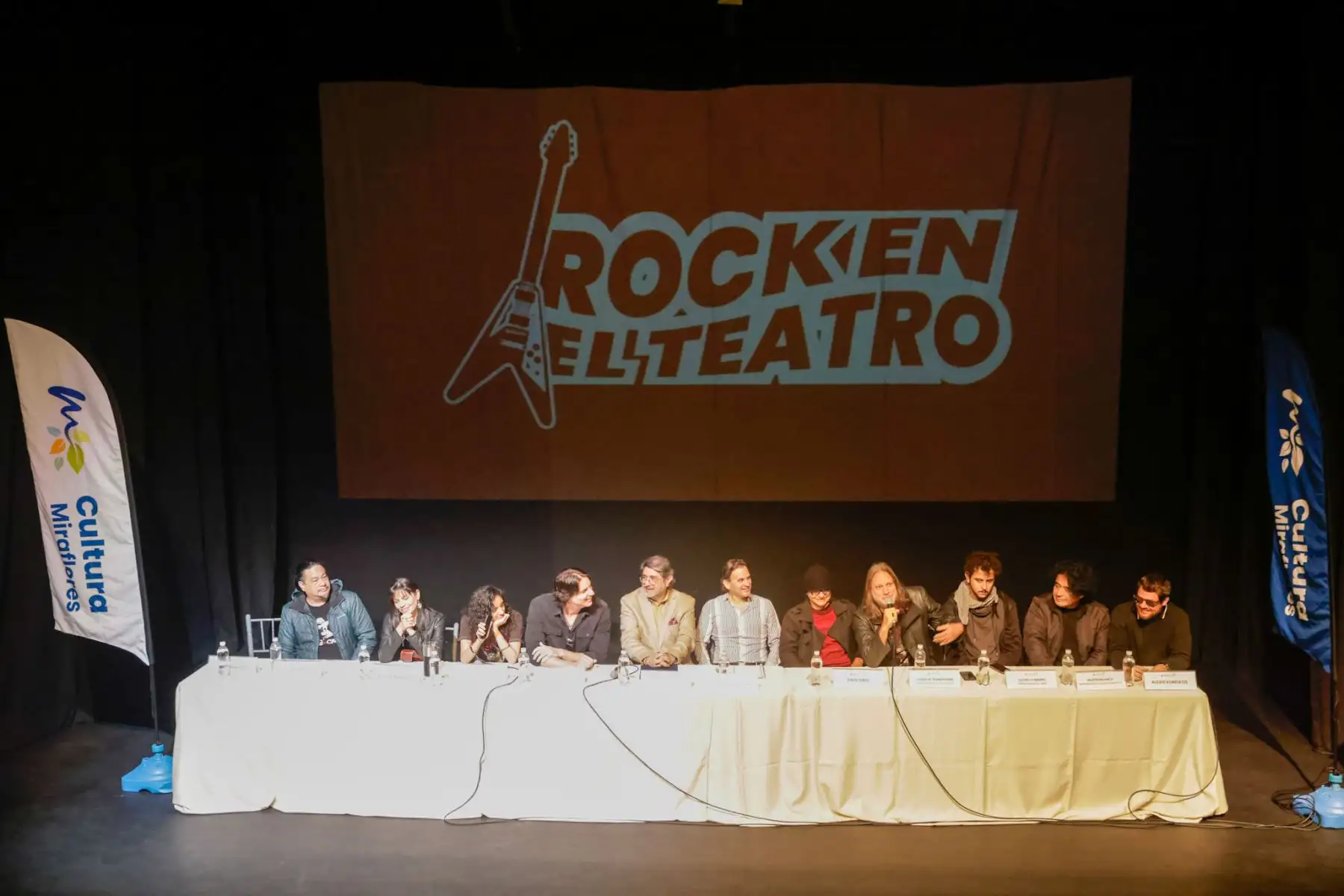 El alcalde de Miraflores, Carlos Canales, encabezó la conferencia de prensa donde se presentó la segunda temporada de “Rock en el teatro”, que se realizará entre julio y agosto en el Centro Cultural Ricardo Palma. Serán 12 fechas con destacados artistas como Daniel F, Rafo Ráez, 6 Voltios y Marcelo Motta. Los conciertos serán electroacústicos, en un formato íntimo y con entradas ya disponibles en la plataforma de Ticketmaster. Foto: ANDINA/Luis Iparraguirre
