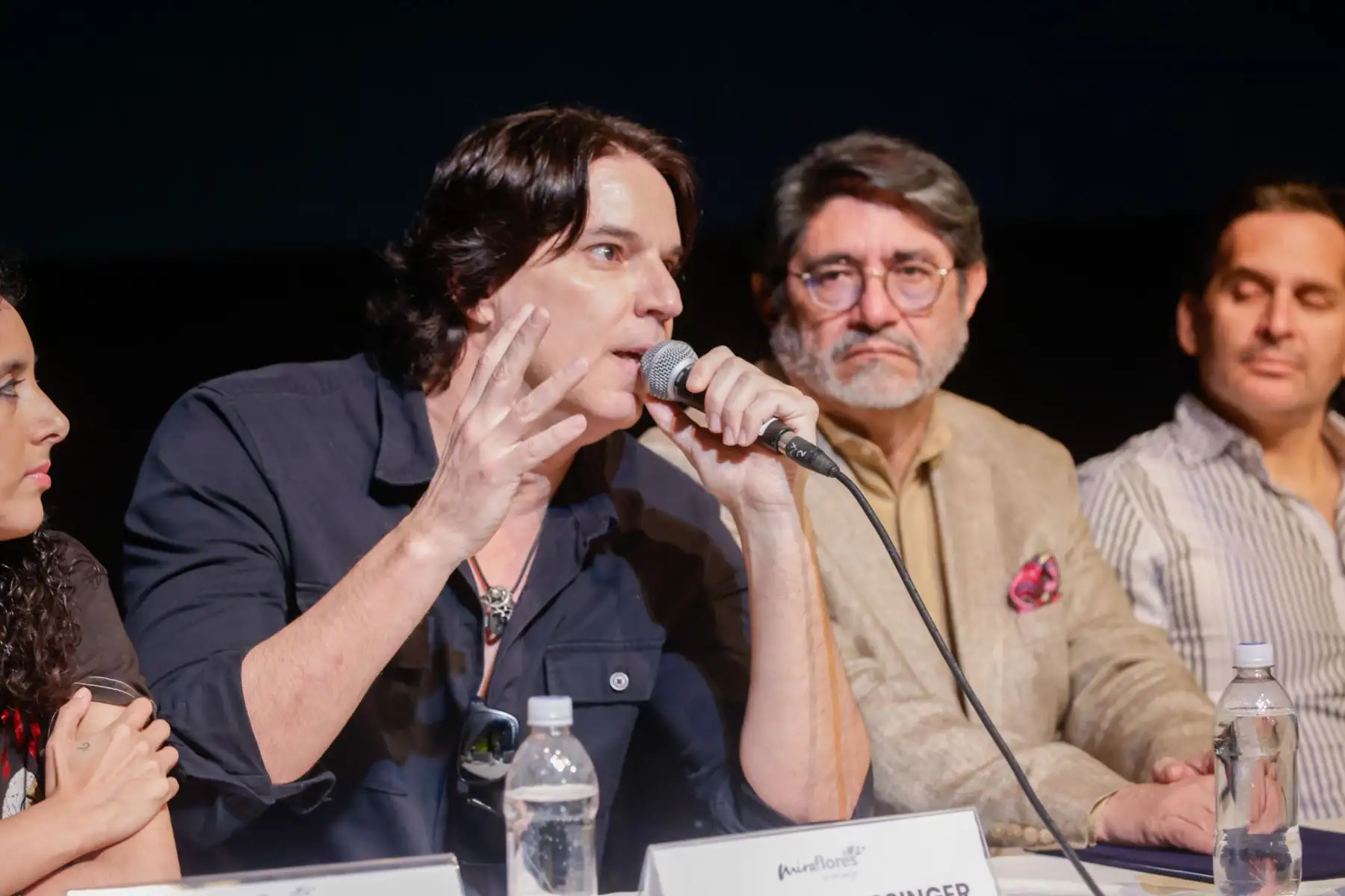 El alcalde de Miraflores, Carlos Canales, encabezó la conferencia de prensa donde se presentó la segunda temporada de “Rock en el teatro”, que se realizará entre julio y agosto en el Centro Cultural Ricardo Palma. Serán 12 fechas con destacados artistas como Daniel F, Rafo Ráez, 6 Voltios y Marcelo Motta. Los conciertos serán electroacústicos, en un formato íntimo y con entradas ya disponibles en la plataforma de Ticketmaster. Foto: ANDINA/Luis Iparraguirre