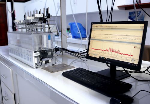 Gracias al premio de más de S/ 1 millón, otorgado por el programa Prociencia de Concytec y el Banco Mundial, la Universidad Nacional de Trujillo potenció su laboratorio de Farmacia y Bioquímica con nuevos equipos. ANDINA/Difusión