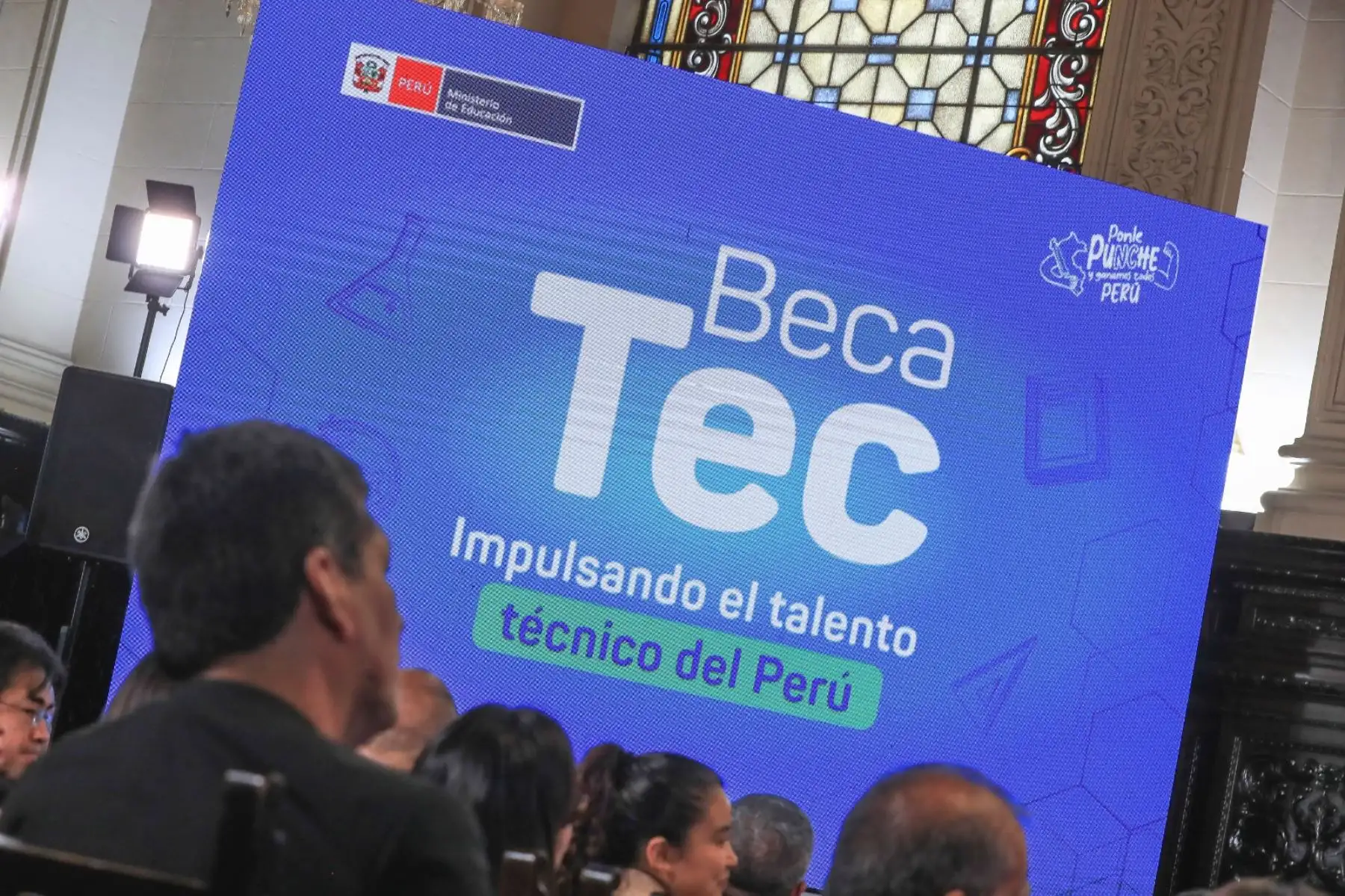 La presidenta Dina Boluarte lidera el lanzamiento de la Beca TEC, iniciativa que impulsa una formación integral en educación tecnológica y técnico-productiva, y permitirá financiar el sueño de 300 estudiantes en redes y sistemas, ingeniería mecánica, civil y de minas, entre otras especialidades. Foto: ANDINA/Prensa Presidencia