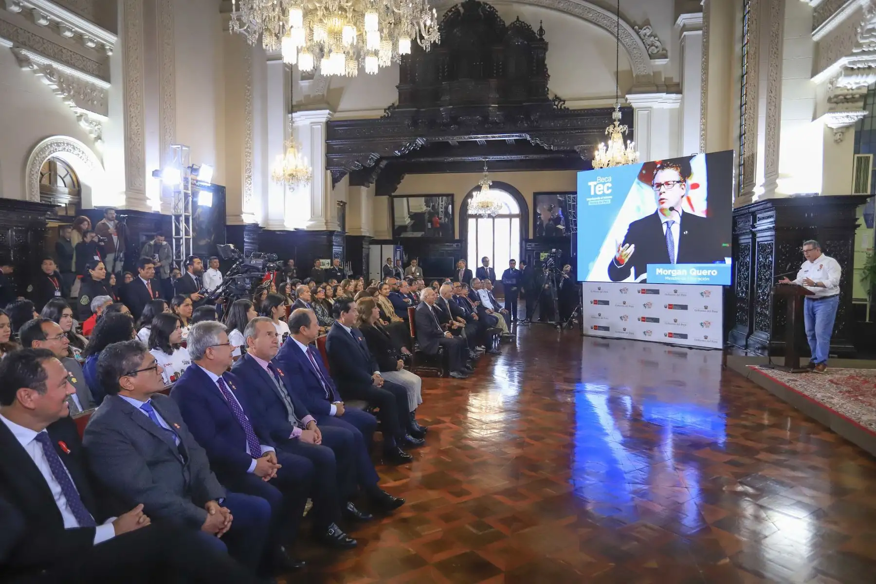 La presidenta Dina Boluarte lidera el lanzamiento de la Beca TEC, iniciativa que impulsa una formación integral en educación tecnológica y técnico-productiva, y permitirá financiar el sueño de 300 estudiantes en redes y sistemas, ingeniería mecánica, civil y de minas, entre otras especialidades. Foto: ANDINA/Prensa Presidencia