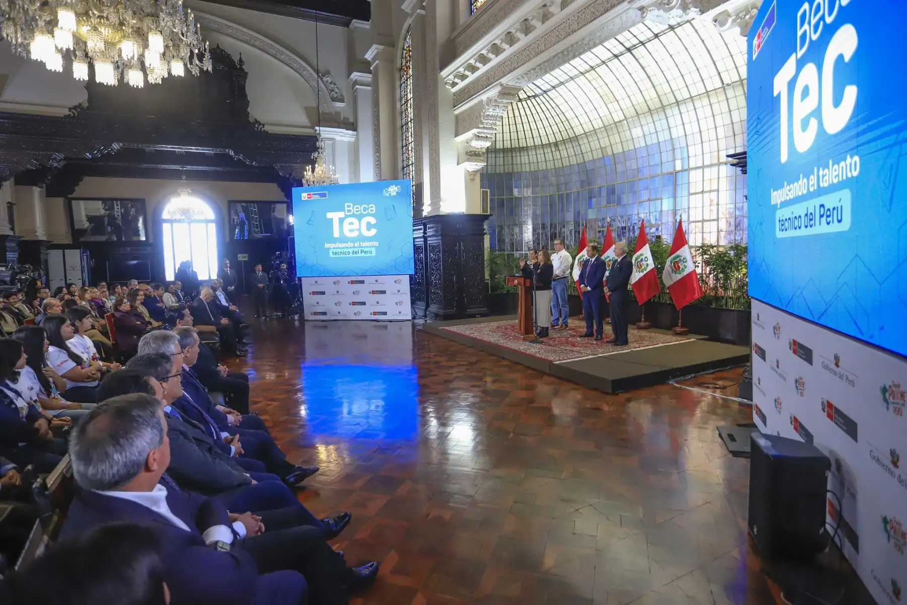 La presidenta Dina Boluarte lidera el lanzamiento de la Beca TEC, iniciativa que impulsa una formación integral en educación tecnológica y técnico-productiva, y permitirá financiar el sueño de 300 estudiantes en redes y sistemas, ingeniería mecánica, civil y de minas, entre otras especialidades. Foto: ANDINA/Prensa Presidencia