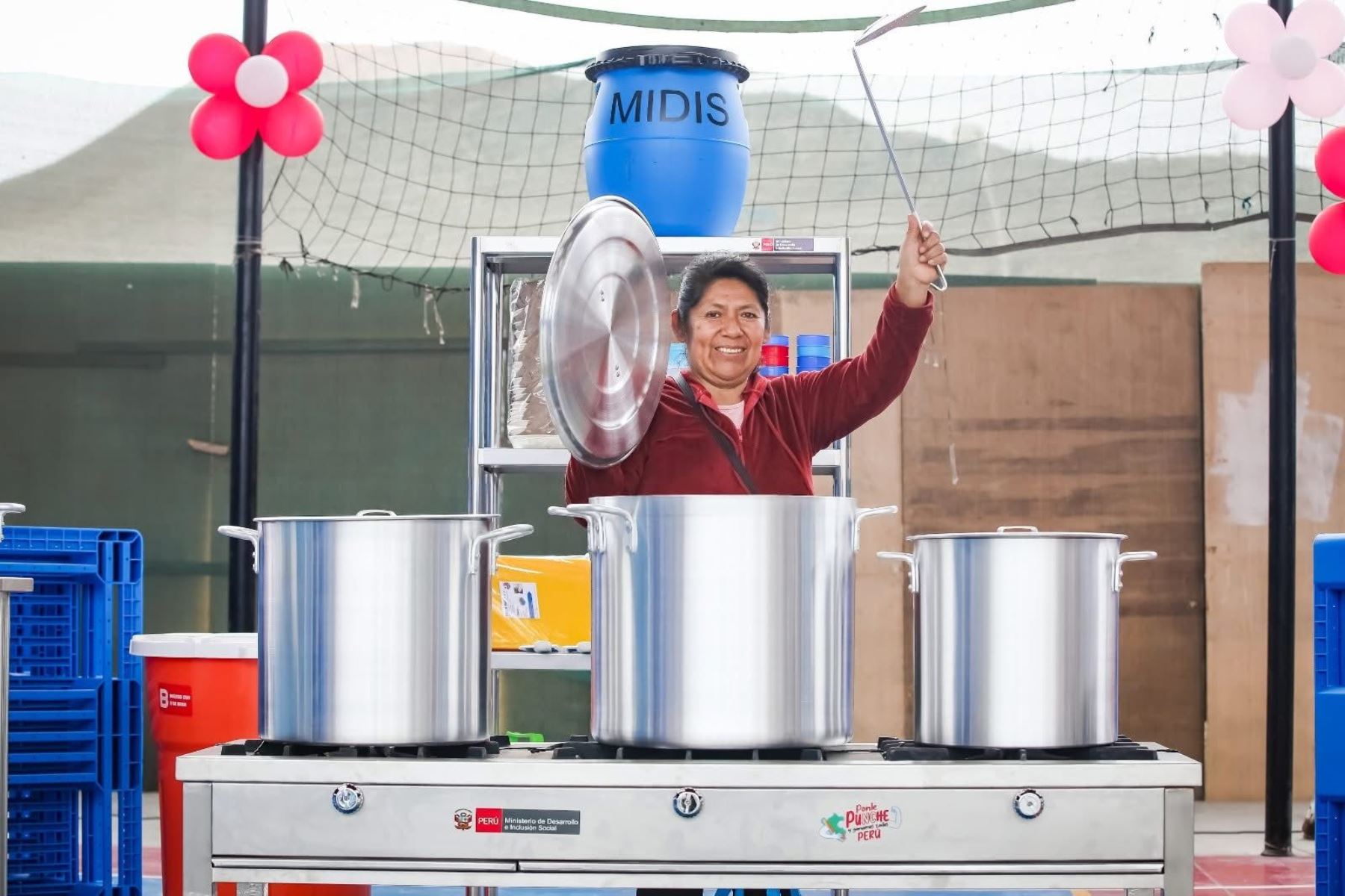 Asimismo, por primera vez, se viene otorgando un subsidio complementario de S/65 millones para la adquisición de alimentos frescos y variados, diversificando así la atención a los beneficiarios y promoviendo la dinámica económica local; así como la formalización de pequeños comerciantes, dado que se cuenta con un proceso de rendición de cuentas. Foto: ANDINA/Difusión MIDIS