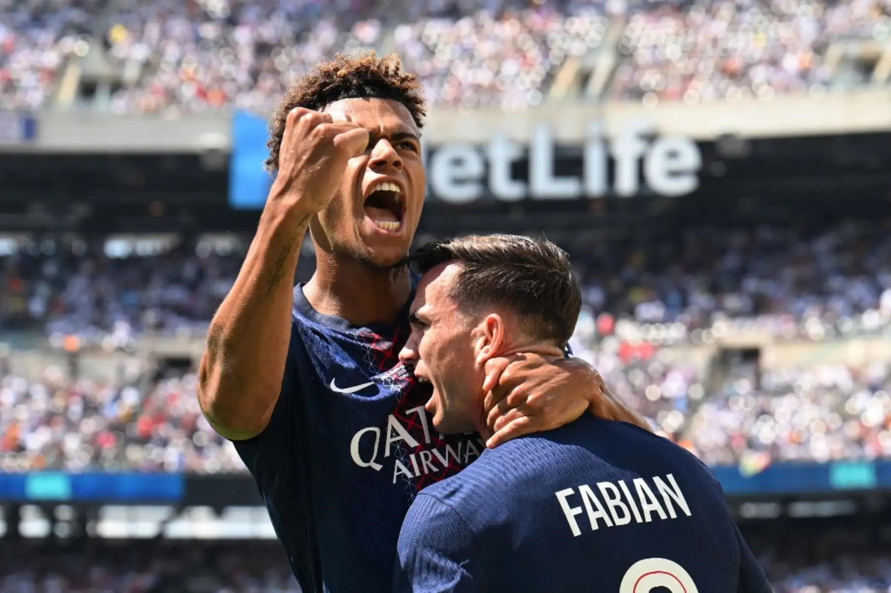 El centrocampista español del PSG, Fabian Ruiz, celebra el primer gol de su equipo con el centrocampista francés Desire Doue durante el partido de semifinales de la Copa Mundial de Clubes de la FIFA 2025 entre el Paris Saint-Germain de Francia y el Real Madrid de España en el estadio MetLife en East Rutherford, Nueva Jersey. Foto: AFP