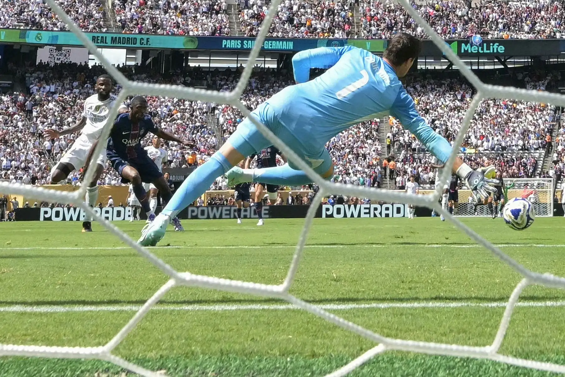 El delantero francés del PSG, Ousmane Dembele, marca el segundo gol de su equipo durante el partido de semifinales de la Copa Mundial de Clubes de la FIFA 2025 entre el Paris Saint-Germain de Francia y el Real Madrid de España en el estadio MetLife en East Rutherford, Nueva Jersey, el 9 de julio de 2025. Foto: AFP