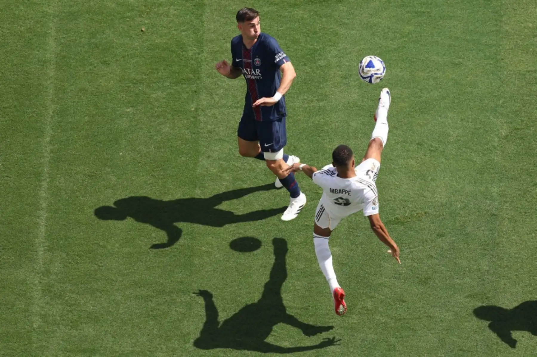 El centrocampista español del PSG, Fabian Ruiz, lucha por el balón con el delantero francés del Real Madrid, Kylian Mbappé, durante el partido de semifinales de la Copa Mundial de Clubes de la FIFA 2025 entre el Paris Saint-Germain de Francia y el Real Madrid de España en el estadio MetLife en East Rutherford, Nueva Jersey. Foto: AFP
