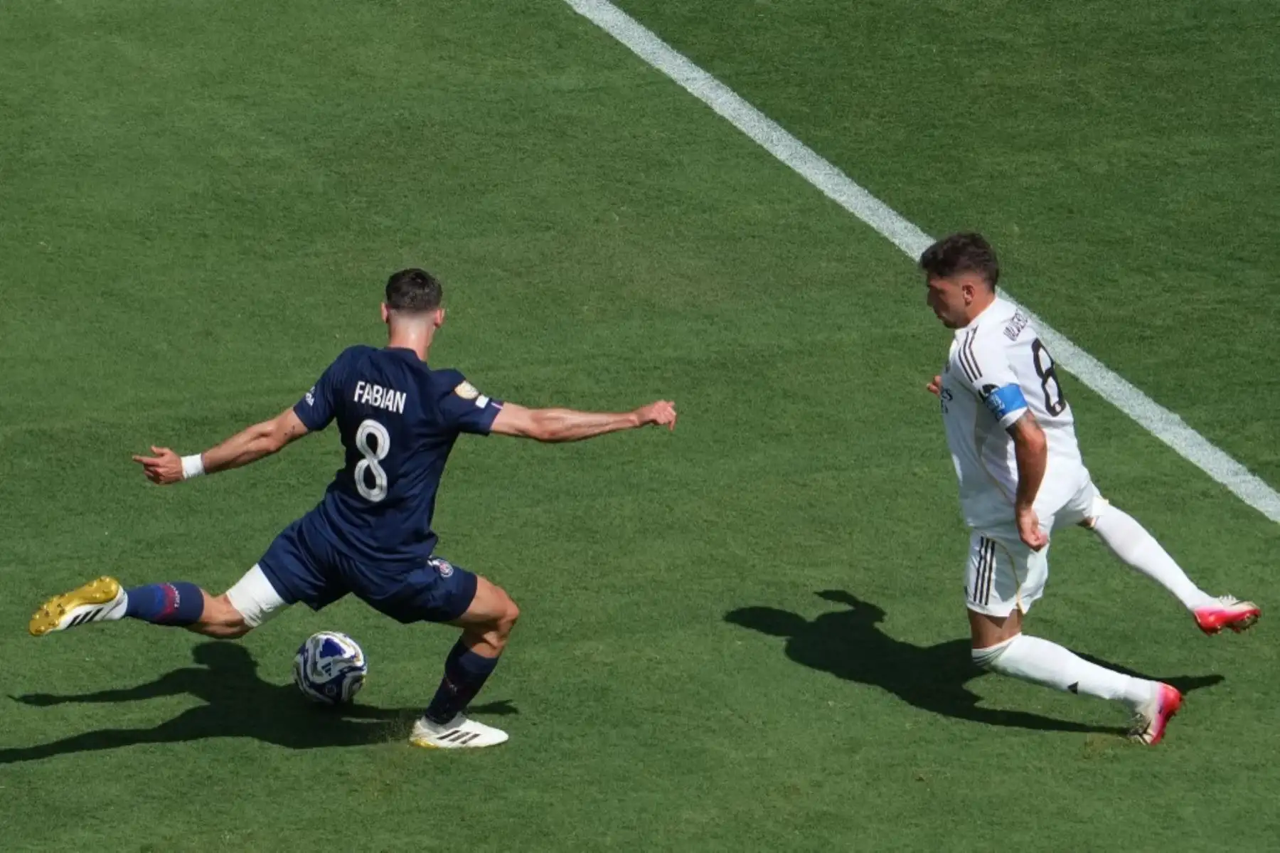 El centrocampista español del PSG, Fabián Ruiz, marca el tercer gol de su equipo durante el partido de semifinales de la Copa Mundial de Clubes de la FIFA 2025 entre el Paris Saint-Germain de Francia y el Real Madrid de España en el estadio MetLife en East Rutherford, Nueva Jersey, el 9 de julio de 2025. Foto: AFP