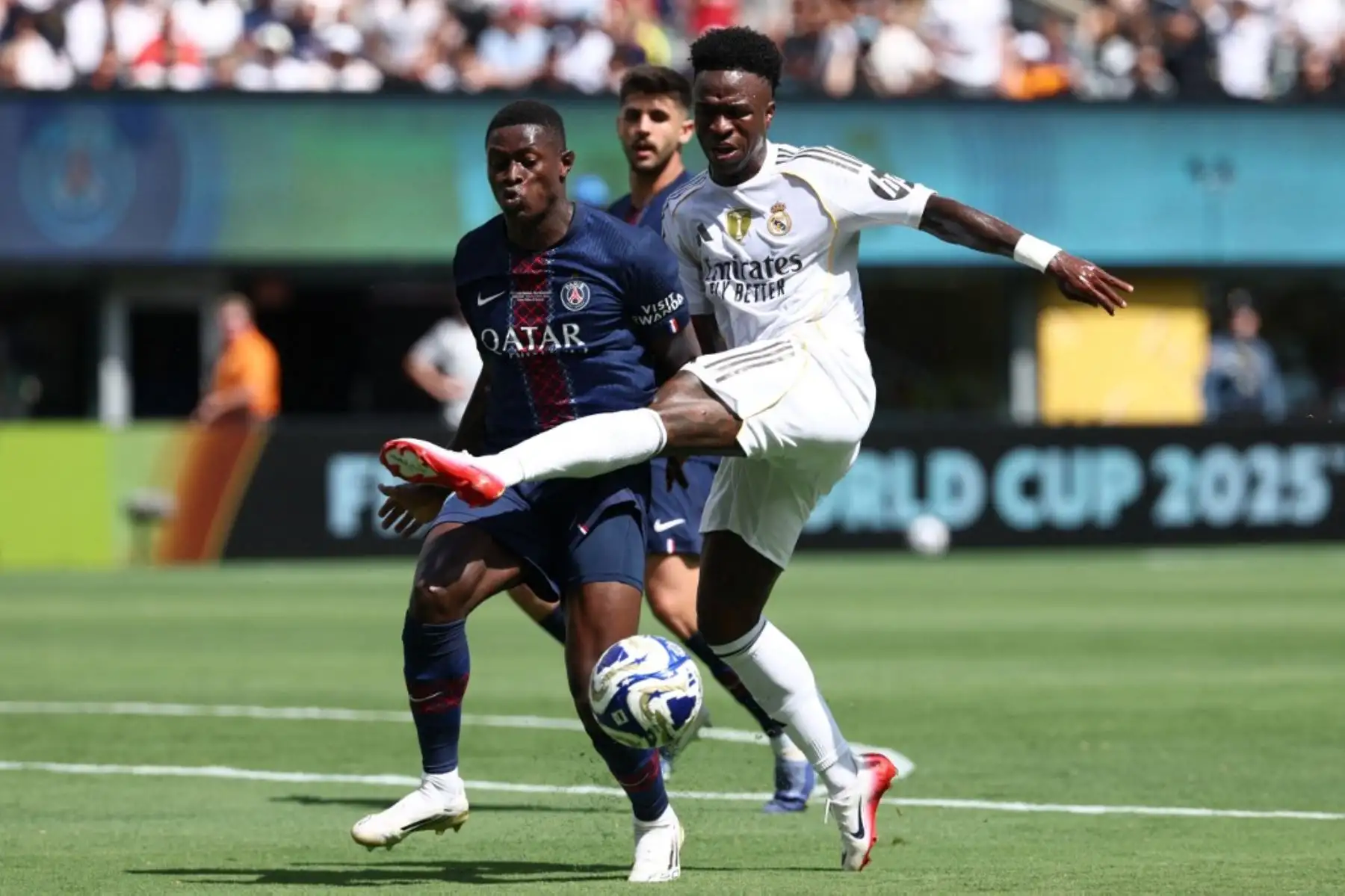 El defensa portugués del PSG, Nuno Mendes, y el delantero brasileño del Real Madrid, Vinicius Junior, luchan por el balón durante el partido de semifinales de la Copa Mundial de Clubes de la FIFA 2025 entre el Paris Saint-Germain de Francia y el Real Madrid de España en el estadio MetLife en East Rutherford, Nueva Jersey. Foto: AFP