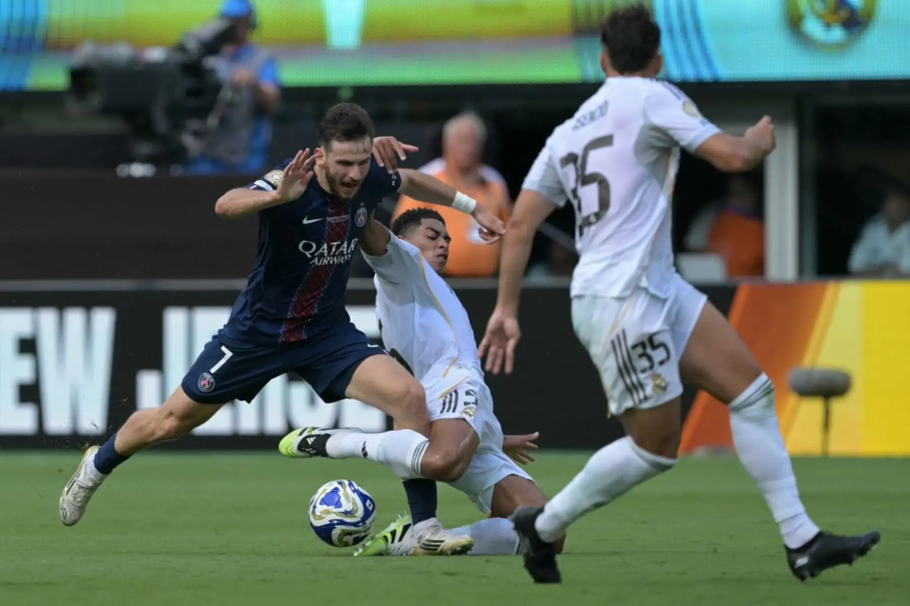 El delantero georgiano del PSG, Khvicha Kvaratskhelia, y el centrocampista inglés del Real Madrid, Jude Bellingham, luchan por el balón durante el partido de semifinales de la Copa Mundial de Clubes de la FIFA 2025 entre el Paris Saint-Germain de Francia y el Real Madrid de España en el estadio MetLife en East Rutherford, Nueva Jersey. Foto: AFP
