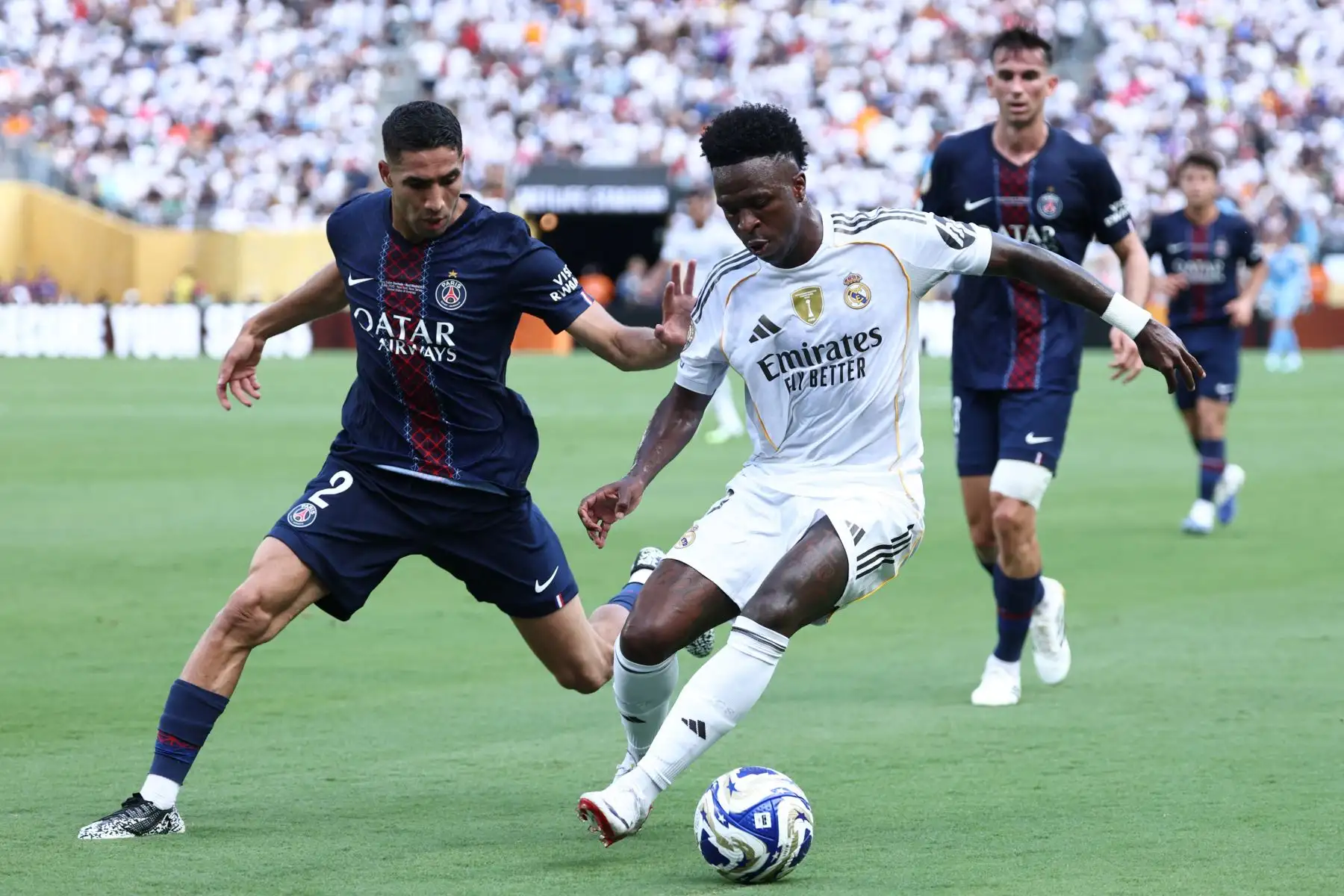 El defensa marroquí del Paris Saint-Germain, Achraf Hakimi, y el delantero brasileño del Real Madrid, Vinicius Junior, luchan por el balón durante el partido de semifinales de la Copa Mundial de Clubes de la FIFA 2025 entre el Paris Saint-Germain de Francia y el Real Madrid de España. Foto: ANDINA/AFP