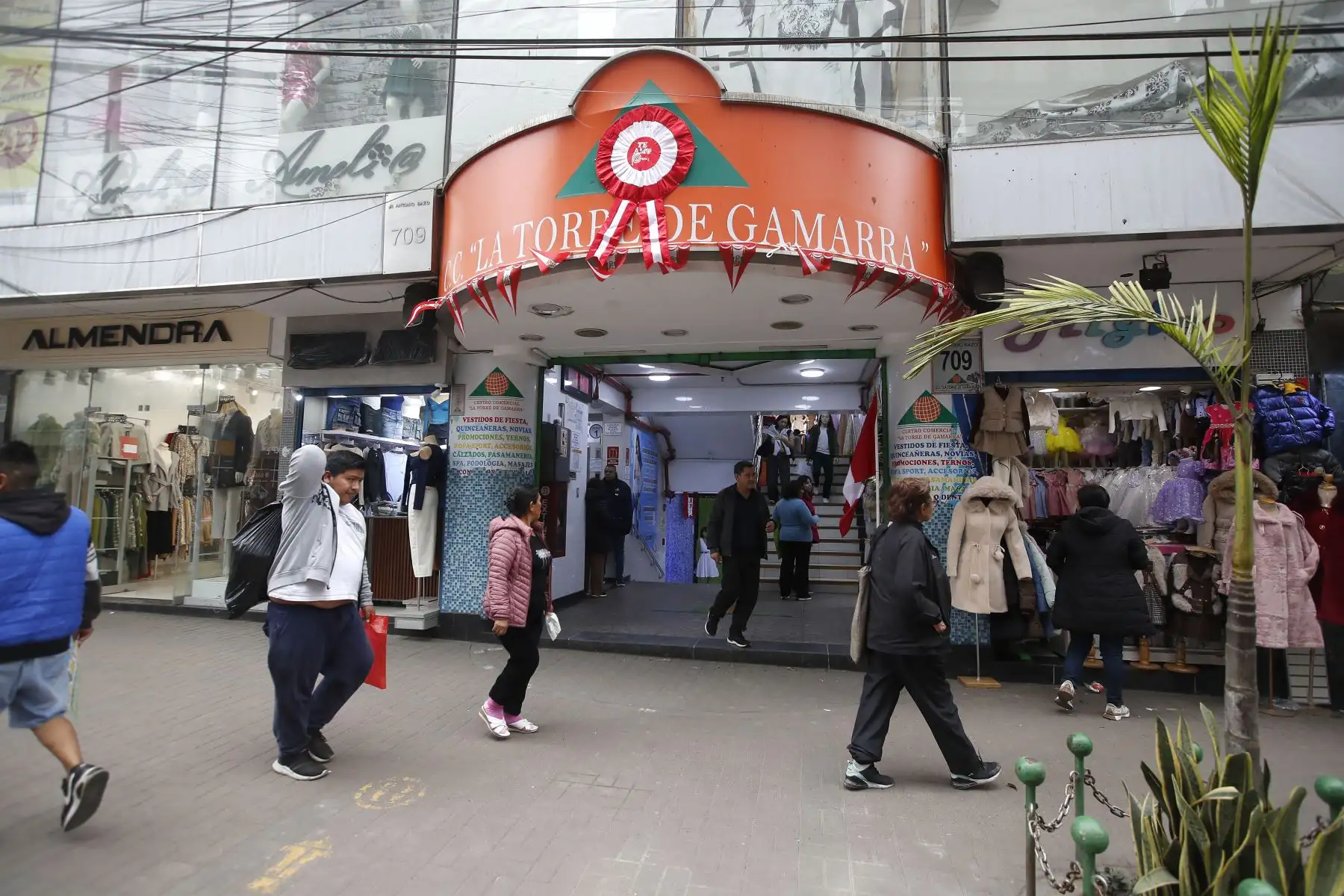 En el emporio comercial de Gamarra de La Victoria, se observa el alza de la venta de banderas, escarapelas y otros símbolos patrios a pocas semanas de celebrarse las Fiestas Patrias de Perú. Foto: ANDINA/Eddy Ramos