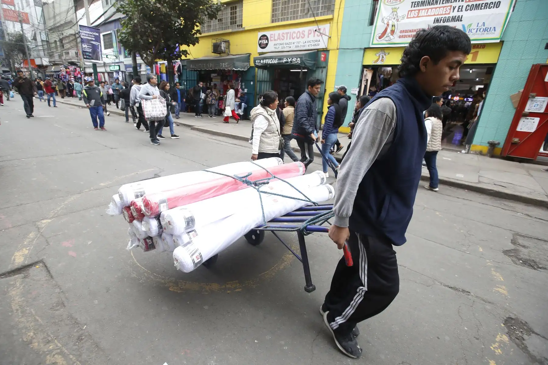 En el emporio comercial de Gamarra de La Victoria, se observa el alza de la venta de banderas, escarapelas y otros símbolos patrios a pocas semanas de celebrarse las Fiestas Patrias de Perú. Foto: ANDINA/Eddy Ramos