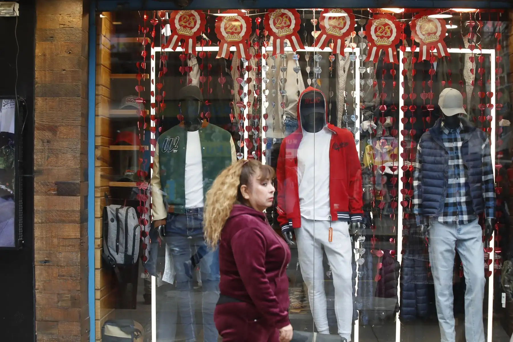 En el emporio comercial de Gamarra de La Victoria, se observa el alza de la venta de banderas, escarapelas y otros símbolos patrios a pocas semanas de celebrarse las Fiestas Patrias de Perú. Foto: ANDINA/Eddy Ramos