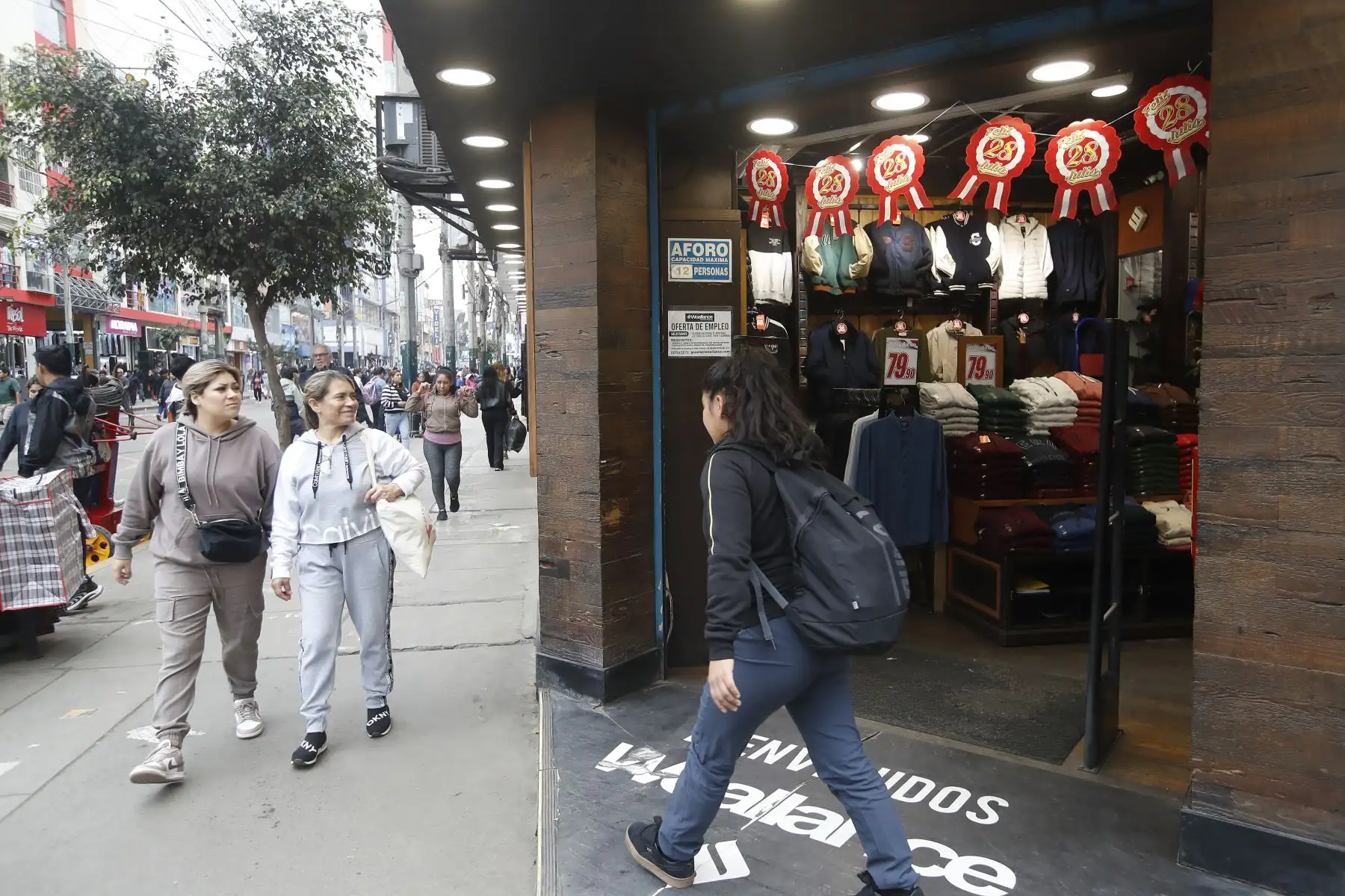 En el emporio comercial de Gamarra de La Victoria, se observa el alza de la venta de banderas, escarapelas y otros símbolos patrios a pocas semanas de celebrarse las Fiestas Patrias de Perú. Foto: ANDINA/Eddy Ramos