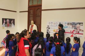 Todos quieren conocer la historia del papa León XIV en Chiclayo. Delegaciones de escolares de regiones como Lima, Cajamarca, Cusco, entre otros; y turistas de diversos países visitan la exposición dedicada a Robert Prevost durante su paso por Chiclayo. ANDINA/Difusión