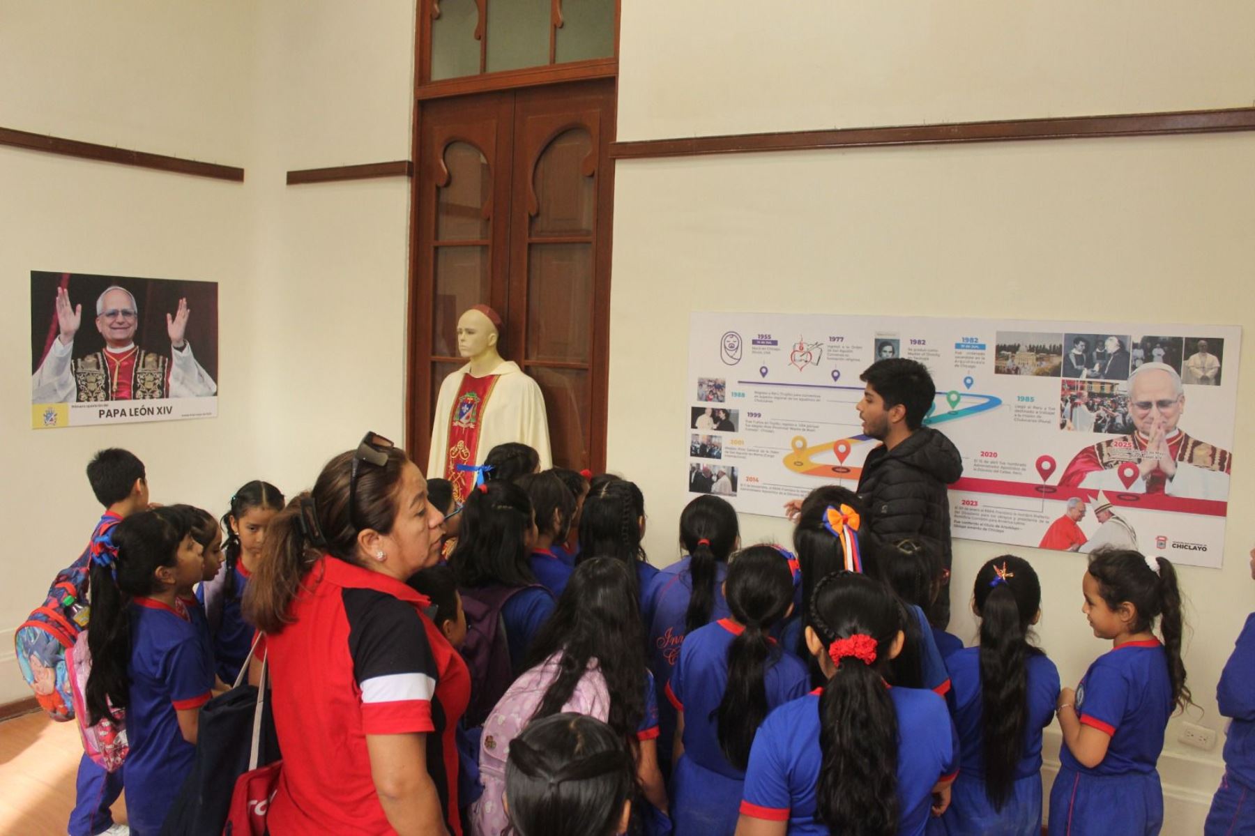 Todos quieren conocer la historia del papa León XIV en Chiclayo. Delegaciones de escolares de regiones como Lima, Cajamarca, Cusco, entre otros; y turistas de diversos países visitan la exposición dedicada a Robert Prevost durante su paso por Chiclayo. ANDINA/Difusión