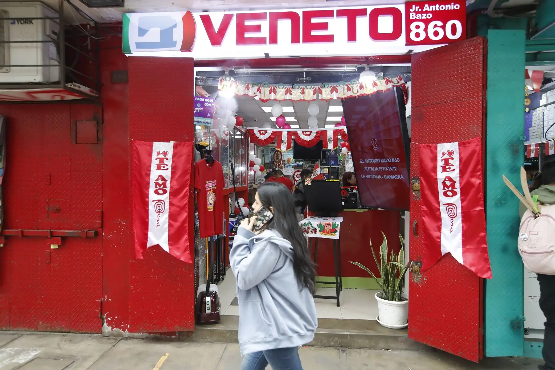 En el emporio comercial de Gamarra de La Victoria, se observa el alza de la venta de banderas, escarapelas y otros símbolos patrios a pocas semanas de celebrarse las Fiestas Patrias de Perú. Foto: ANDINA/Eddy Ramos