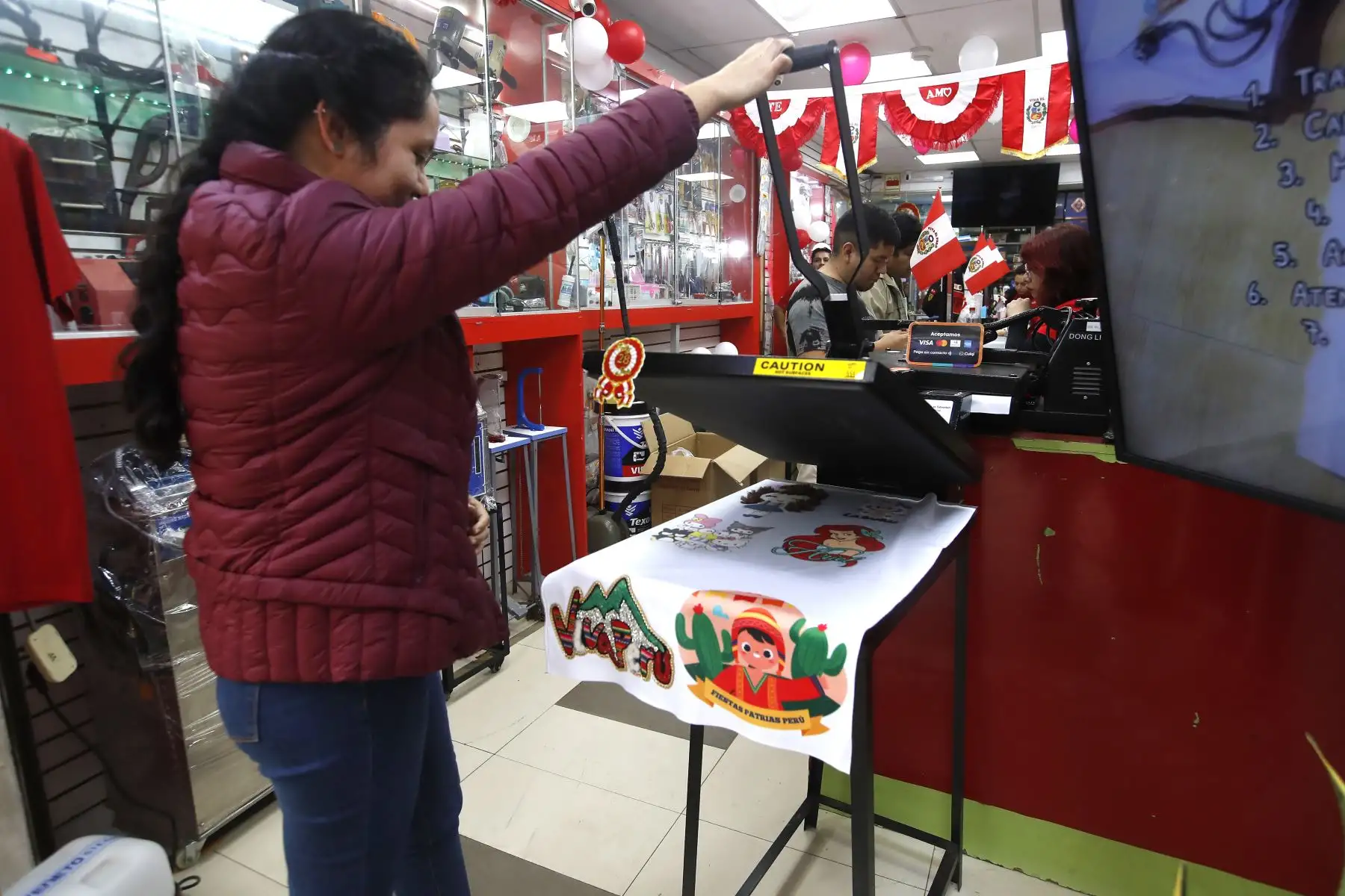 En el emporio comercial de Gamarra de La Victoria, se observa el alza de la venta de banderas, escarapelas y otros símbolos patrios a pocas semanas de celebrarse las Fiestas Patrias de Perú. Foto: ANDINA/Eddy Ramos