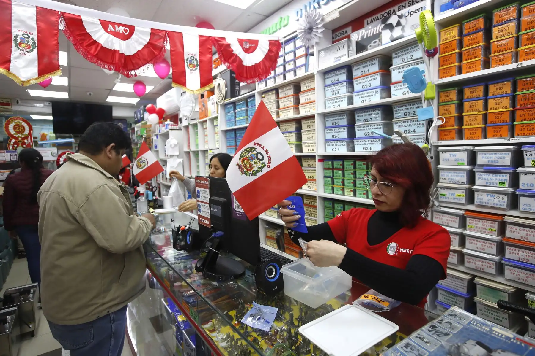En el emporio comercial de Gamarra de La Victoria, se observa el alza de la venta de banderas, escarapelas y otros símbolos patrios a pocas semanas de celebrarse las Fiestas Patrias de Perú. Foto: ANDINA/Eddy Ramos