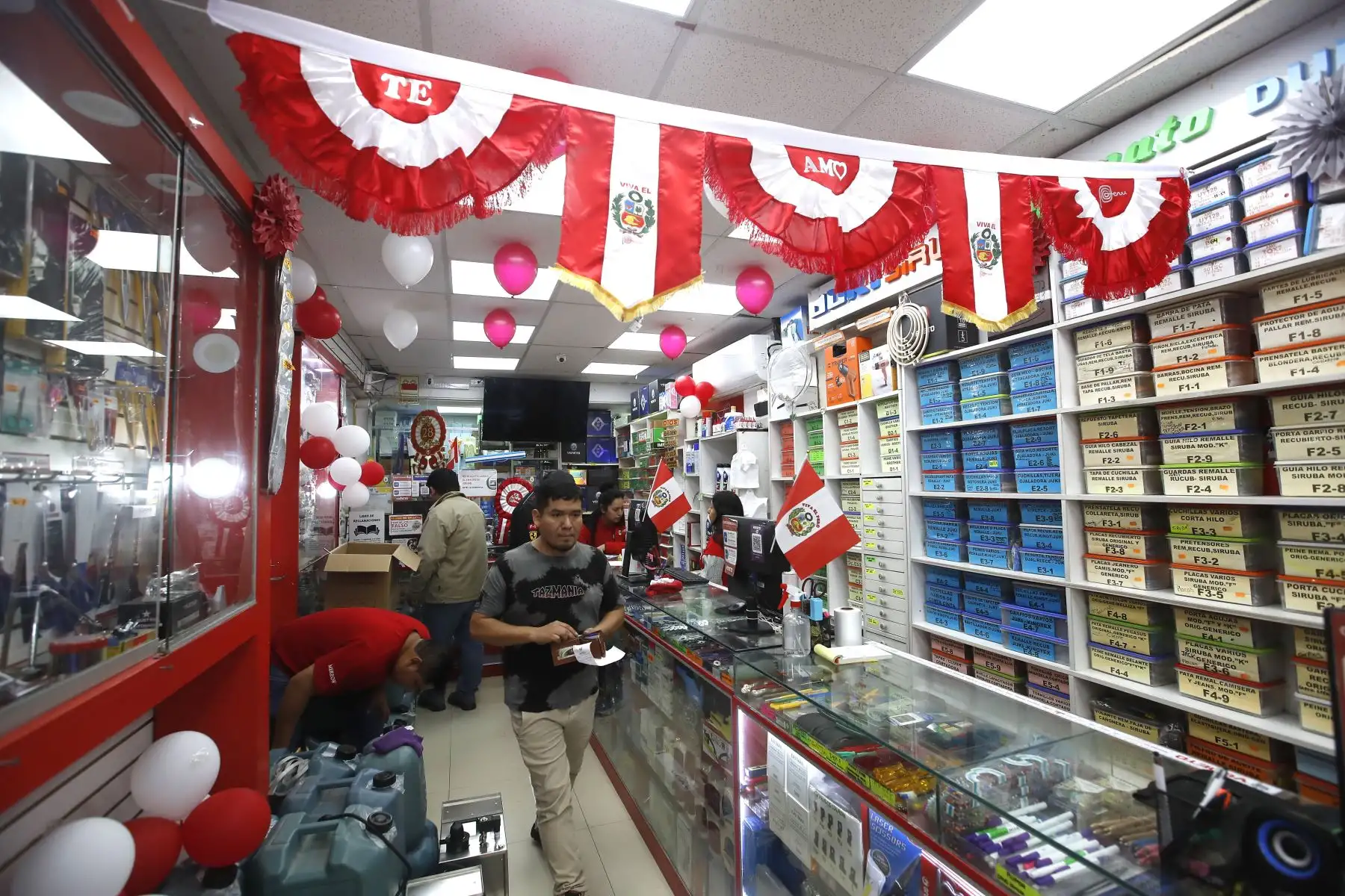 En el emporio comercial de Gamarra de La Victoria, se observa el alza de la venta de banderas, escarapelas y otros símbolos patrios a pocas semanas de celebrarse las Fiestas Patrias de Perú. Foto: ANDINA/Eddy Ramos